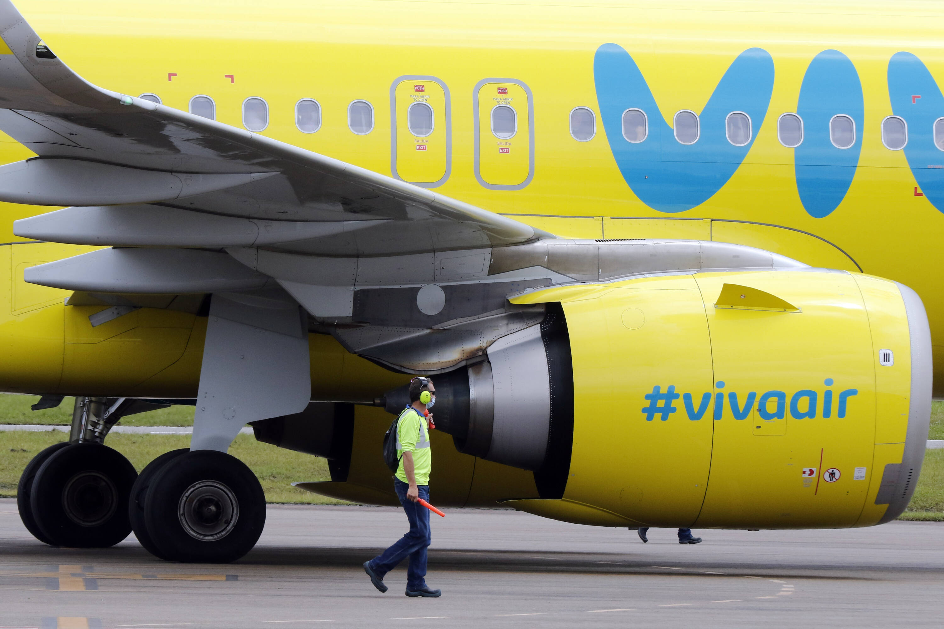Pasados siete meses desde la solicitud de integración entre Avianca y Viva, la 'low cost' se ha enfrentado a grandes retos para continuar en el mercado colombiano. Sin embargo, después de varios intentos por mantener sus finanzas en orden, hoy ya tuvo que dar en tierra cinco aviones, debido a las deudas con sus arrendadores.