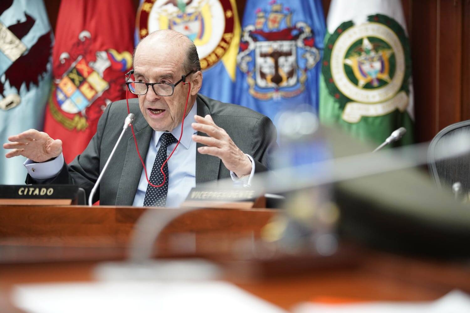 Canciller Álvaro Leyva en el debate en el Senado.