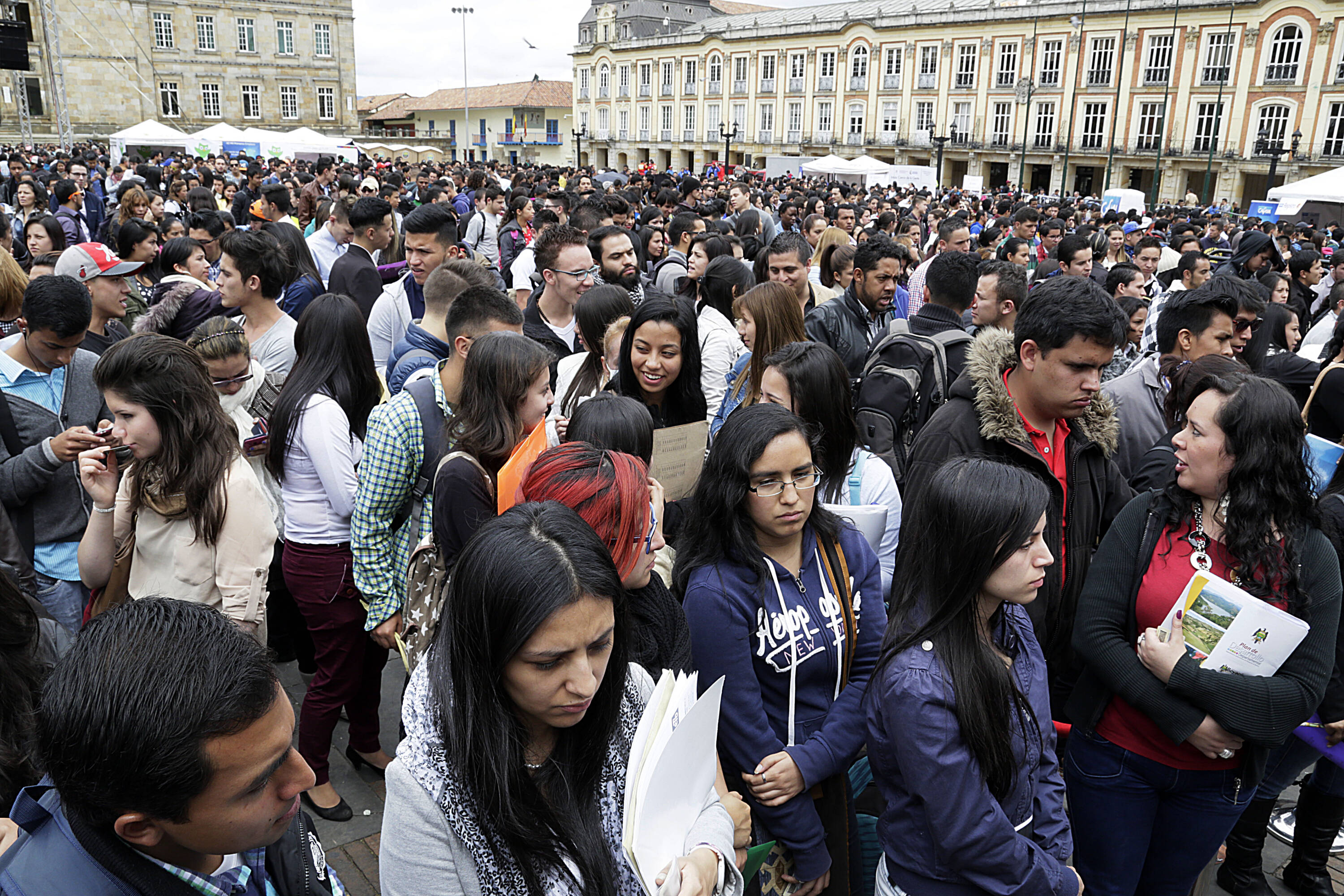 En la foto, miles de jóvenes asisten a una Jornada de Inscripciones al Programa 40 Mil primeros empleos para habitantes de Bogotá y Cundinamarca. El evento se realizó en la Plaza de Bolívar en 2015.