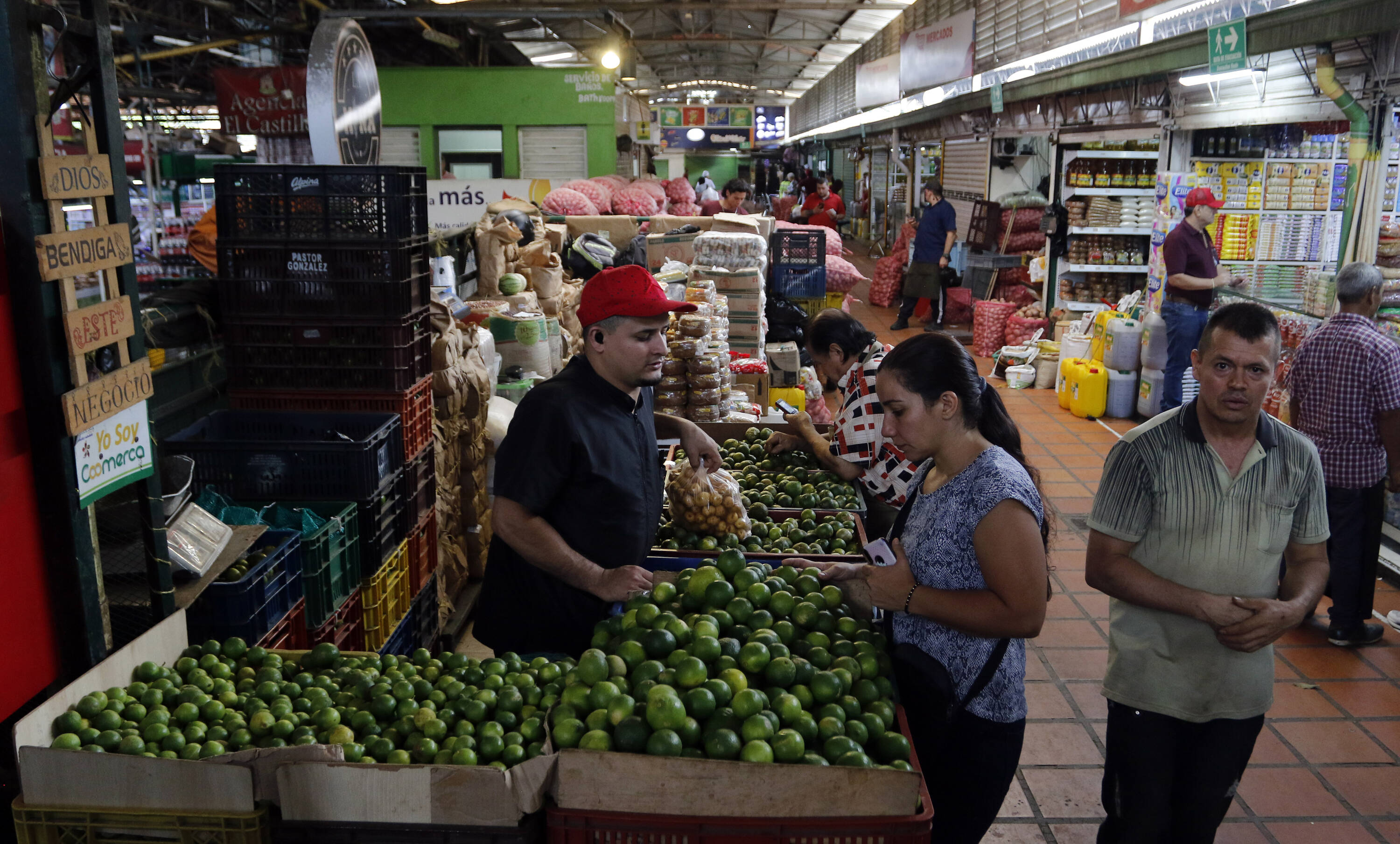 Compradores en la Central Minorista de Medellín.