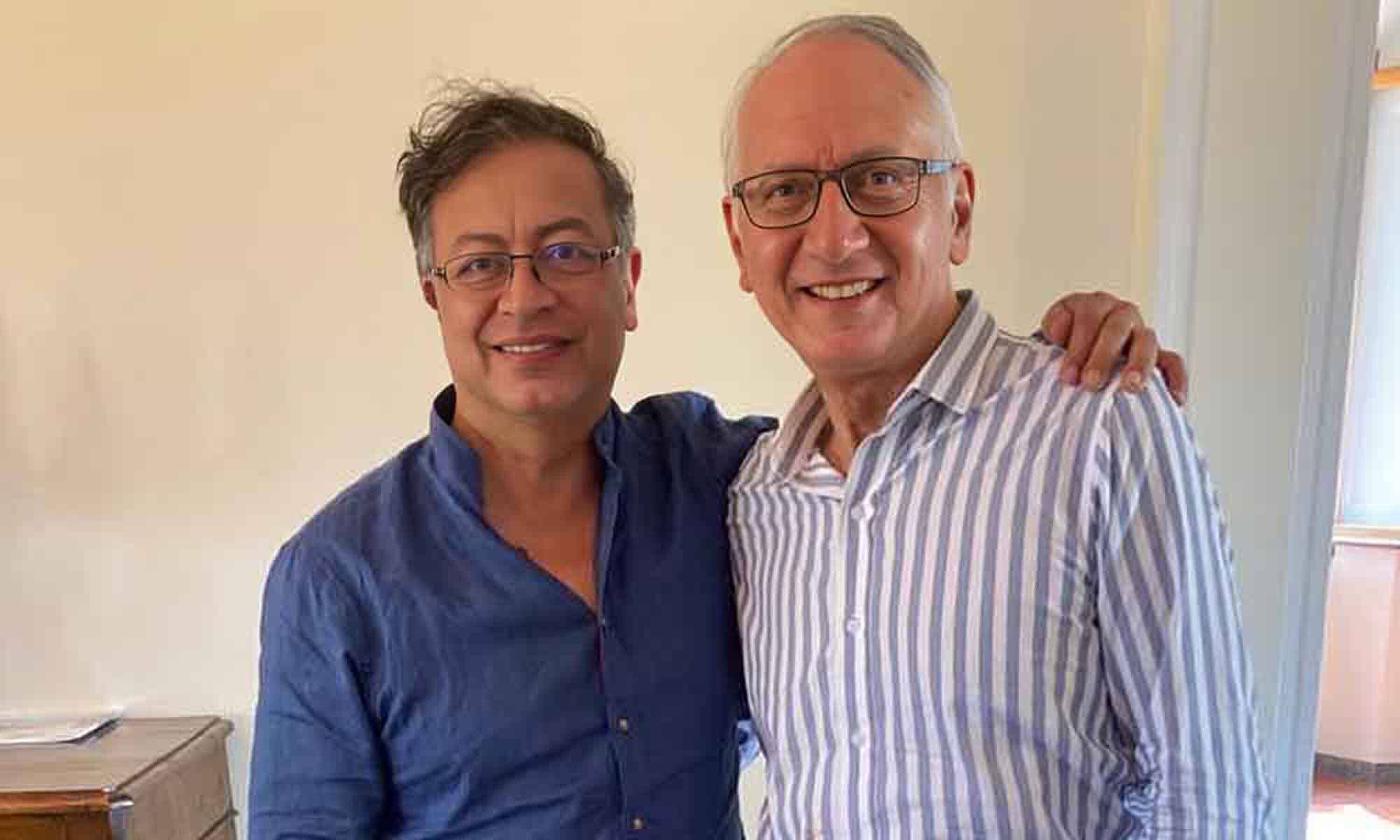El presidente Gustavo Petro con su nuevo ministro de Salud, el médico Guillermo Alfonso Jaramillo.