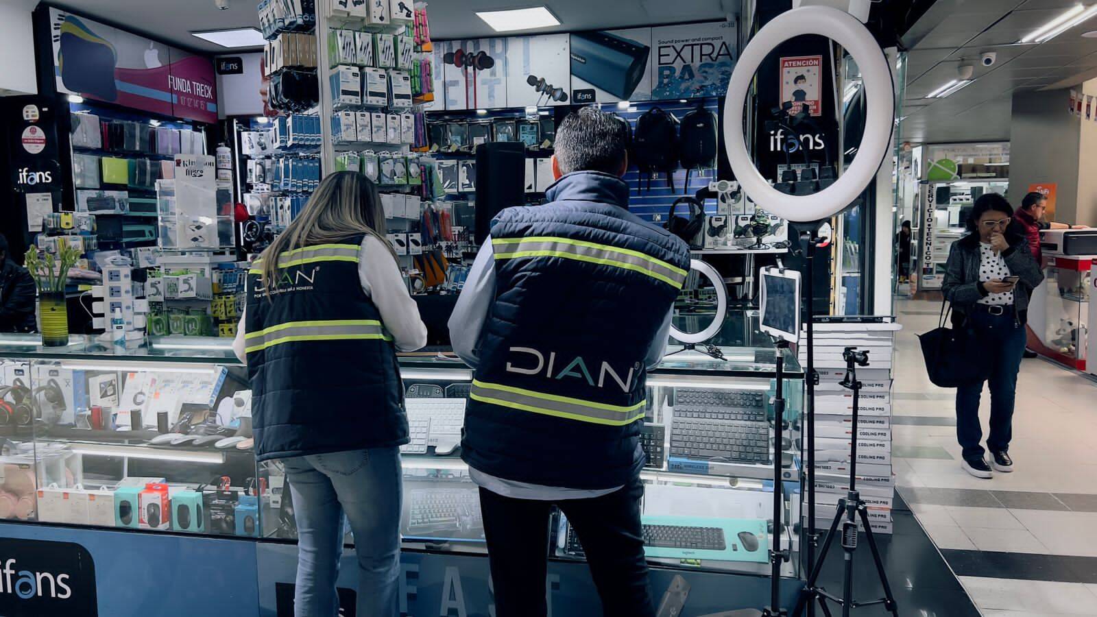Funcionarios de la Dian inspeccionan los locales de centros comerciales para que expidan la factura electrónica.