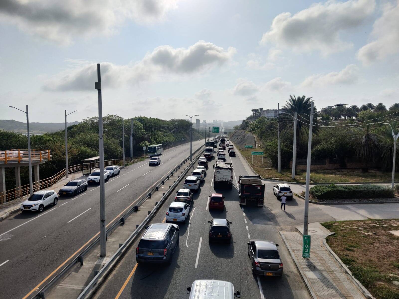 La manifestación provocó congestión de carros en la Vía al Mar.