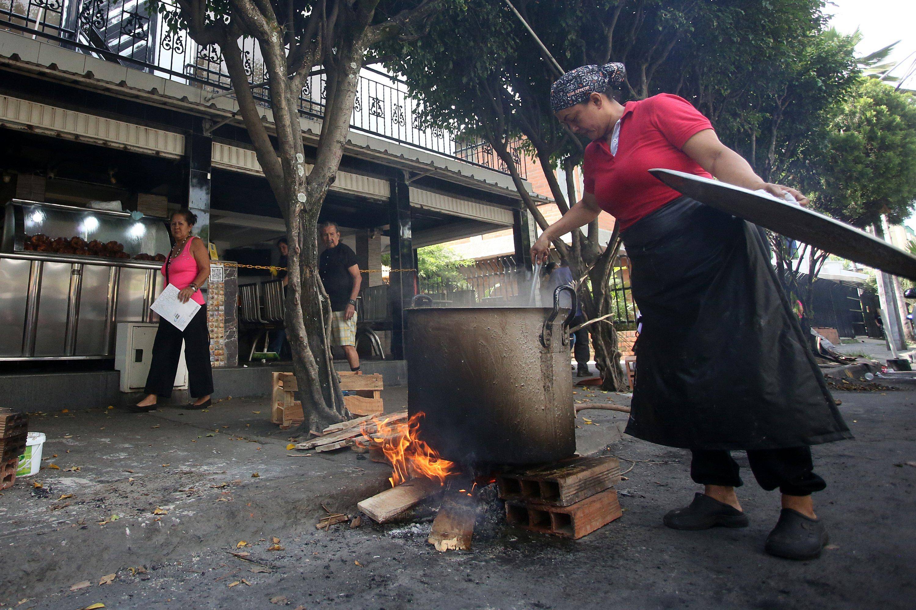 Ana Medina tuvo que preparar almuerzos para clientes del local donde labora, a punta de leña