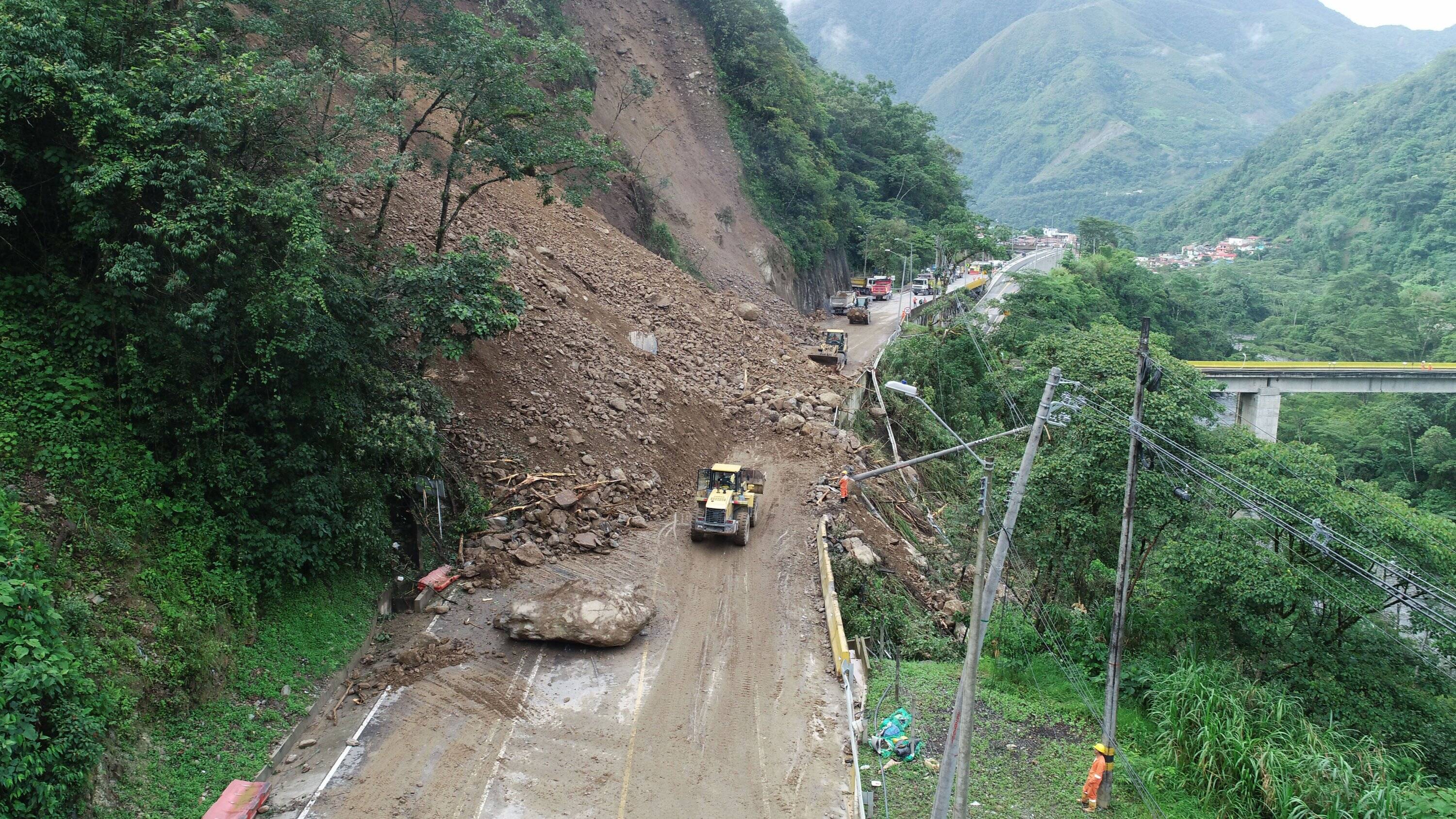 Qué hacer si va de viaje y hay un derrumbe en la carretera