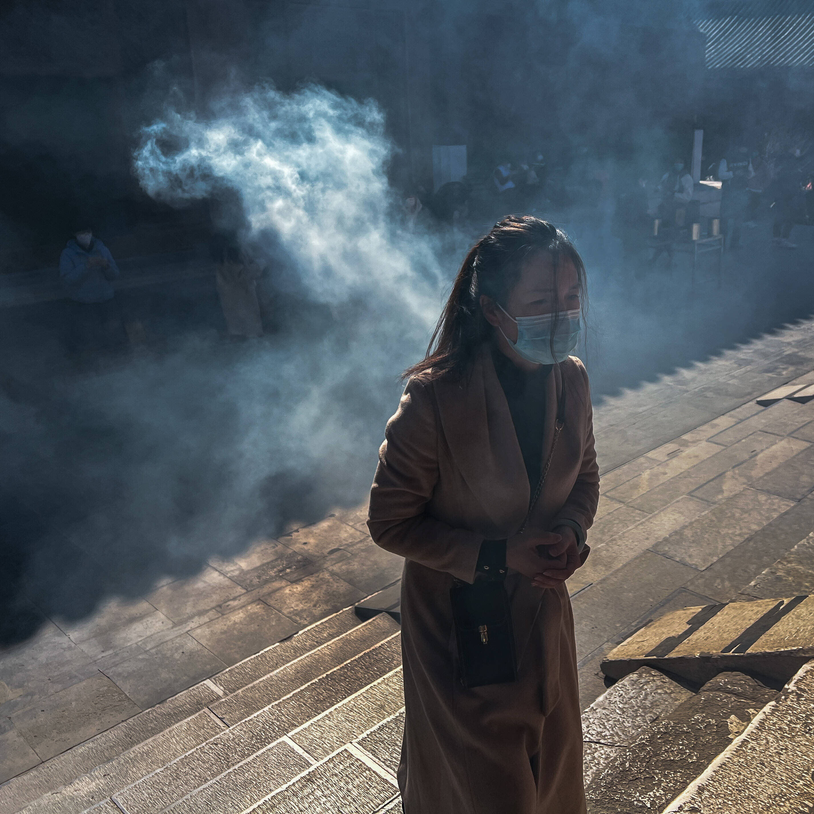 Mujer en Templo Lama, en Pekín. 2023.