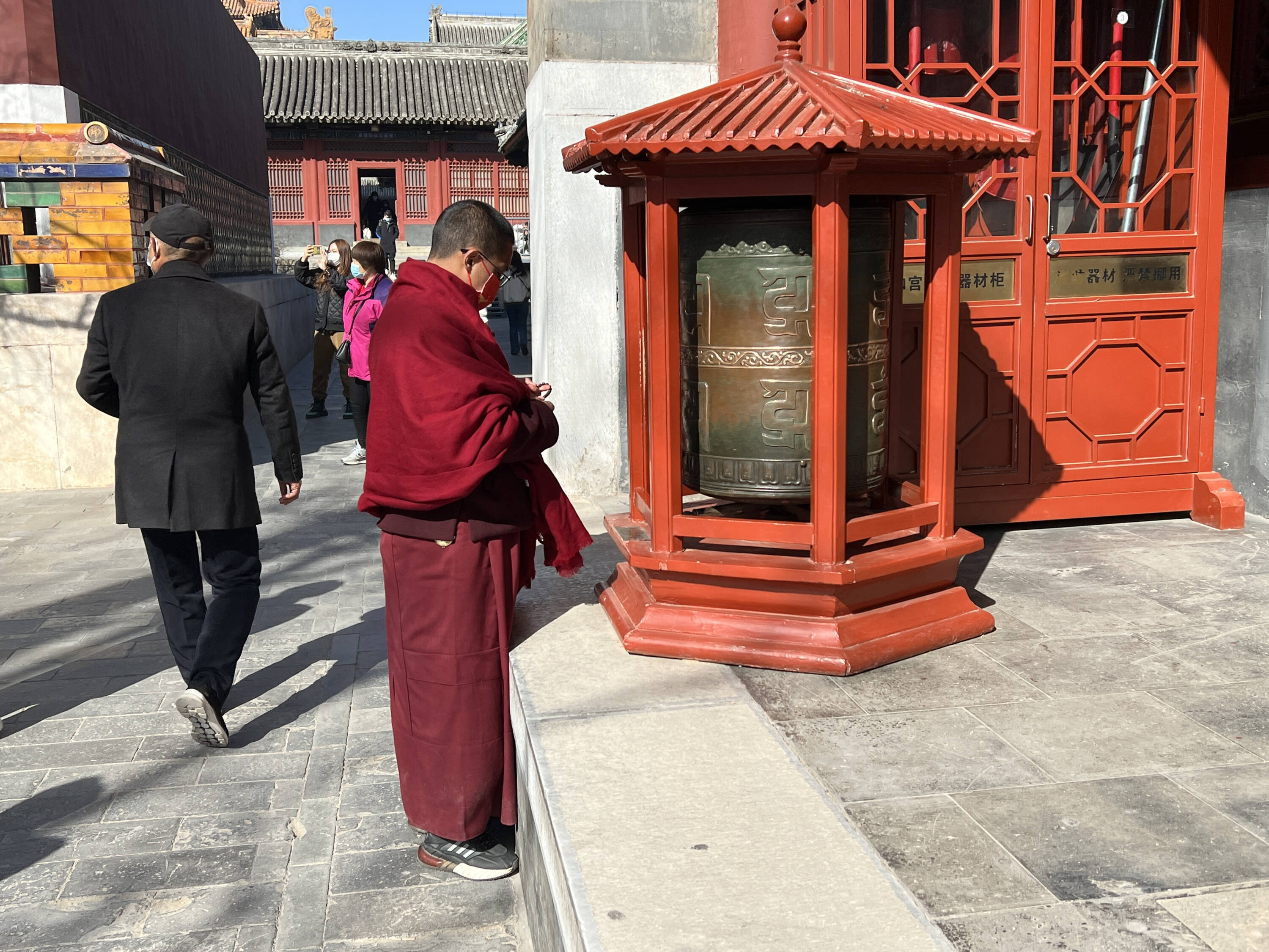 Monje budista tibetano en Templo Lama, en Pekín. 2023