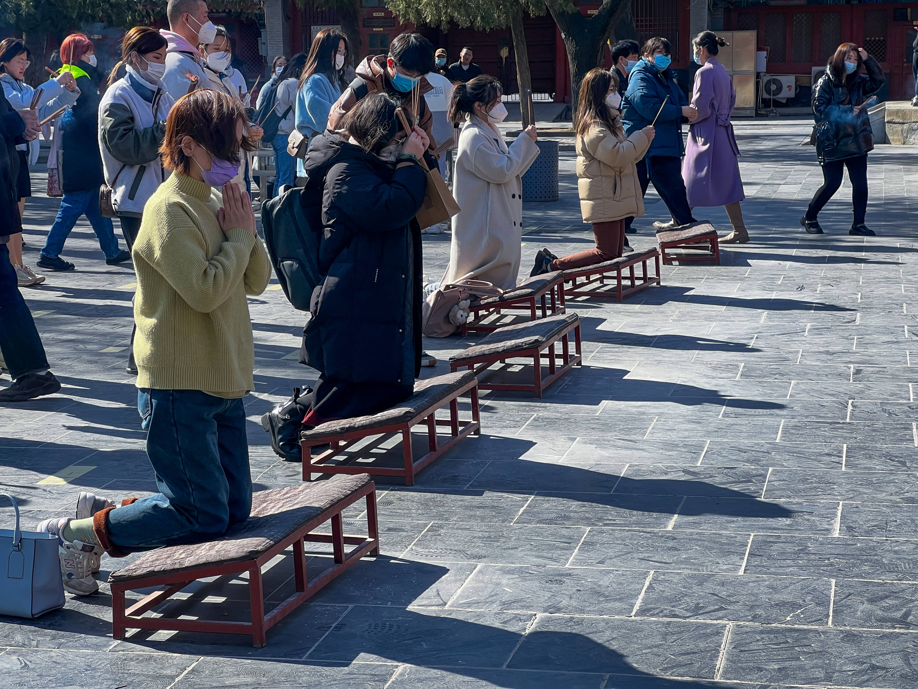 Personas rezando en Templo Lama de Pekín