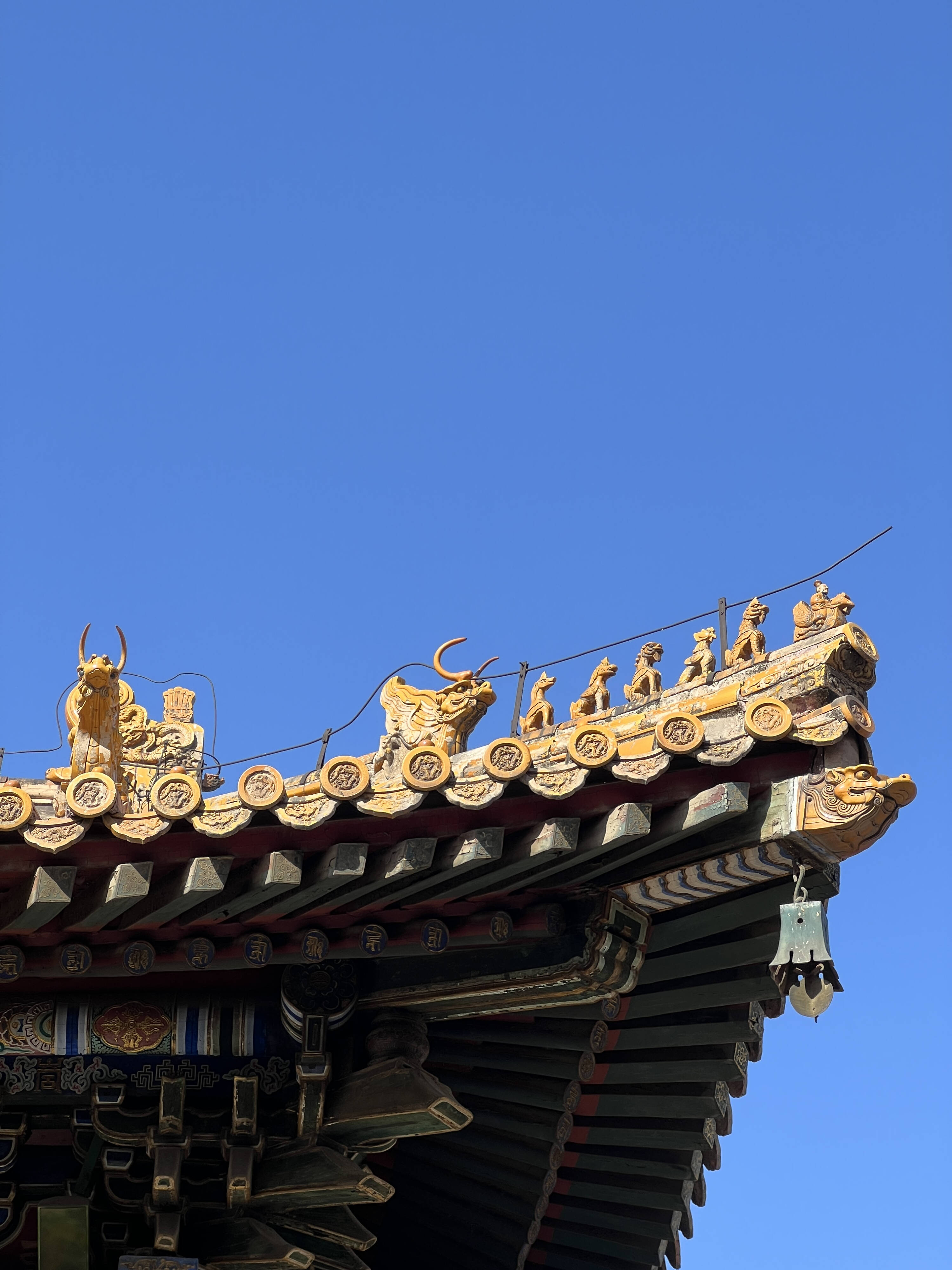 Bestias chinas sobre tejado de templo budista en Pekín
