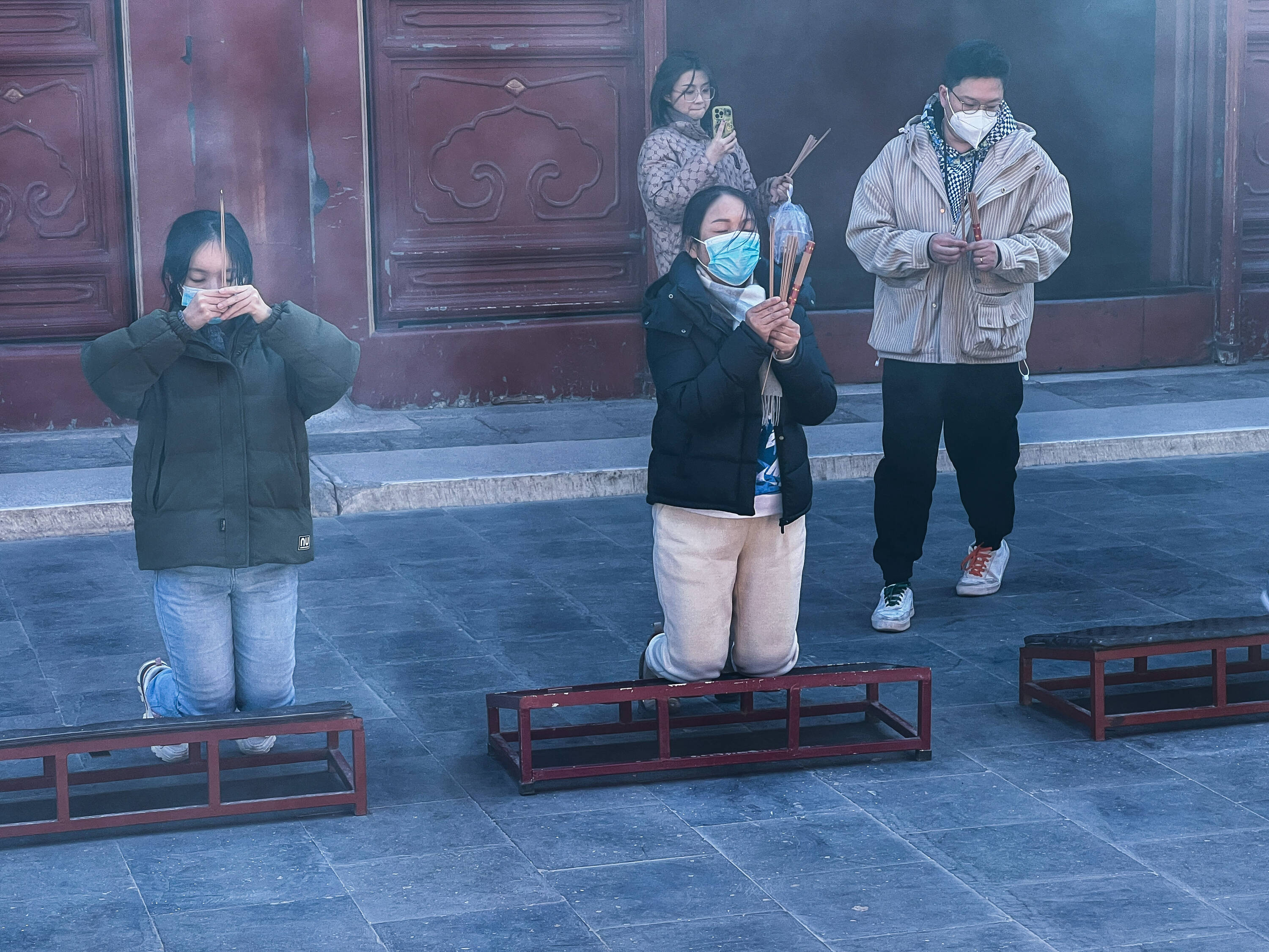 Jóvenes rezando en Templo Lama de Pekín. 2023