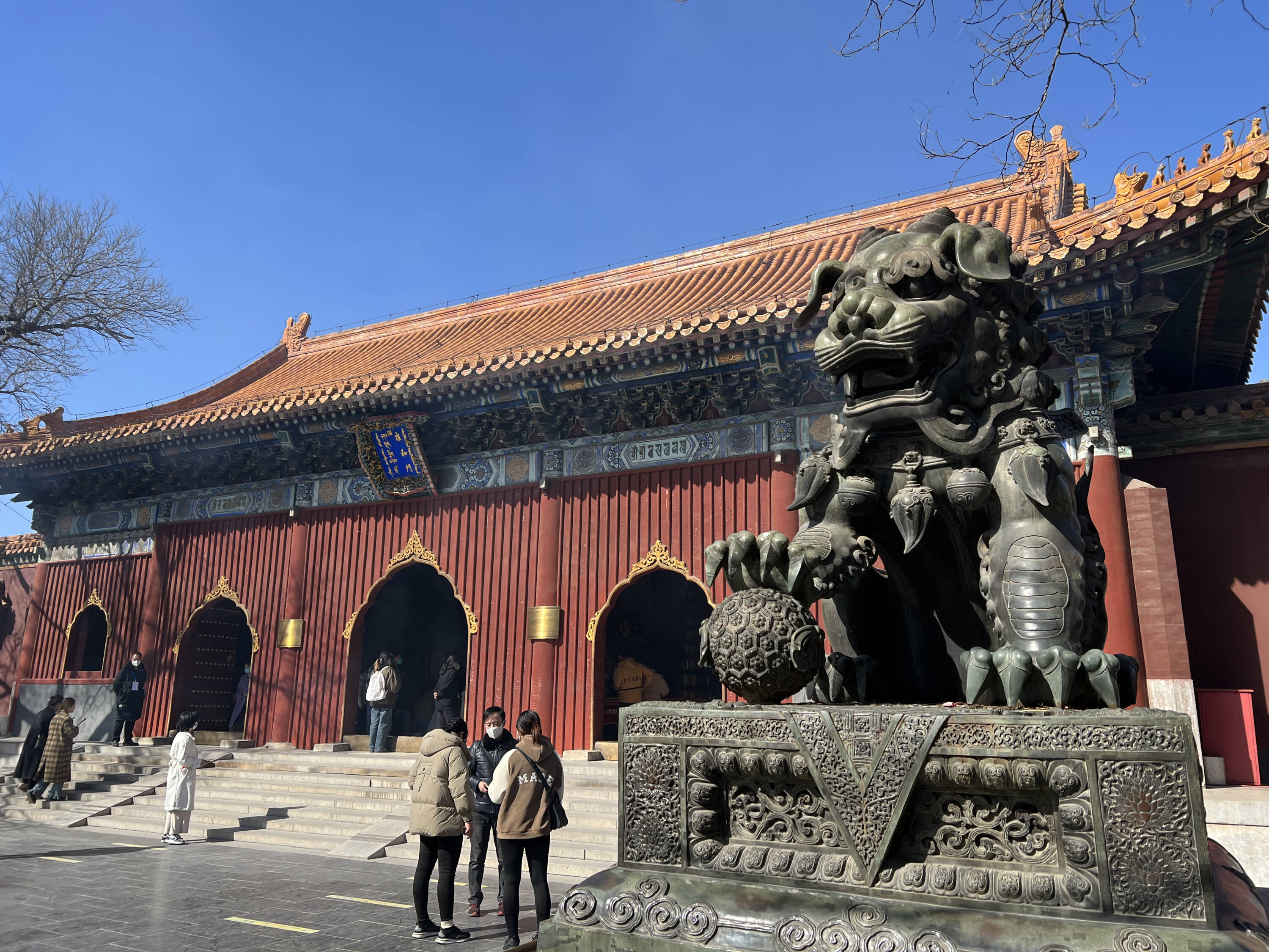 León de bronce en entrada del Templo Lama en Pekín