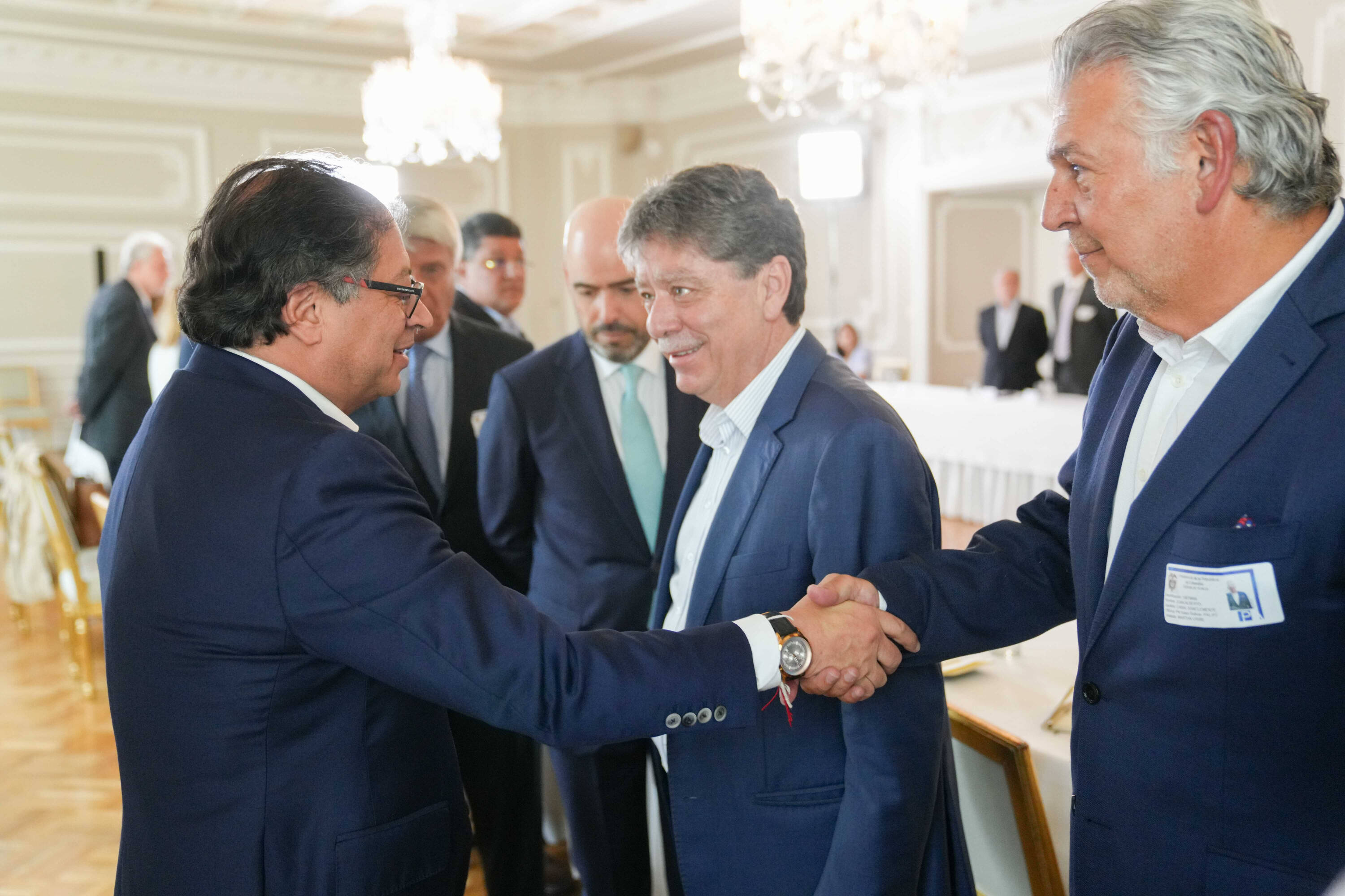 El presidente Gustavo Petro saluda a empresarios del país en Casa de Nariño.