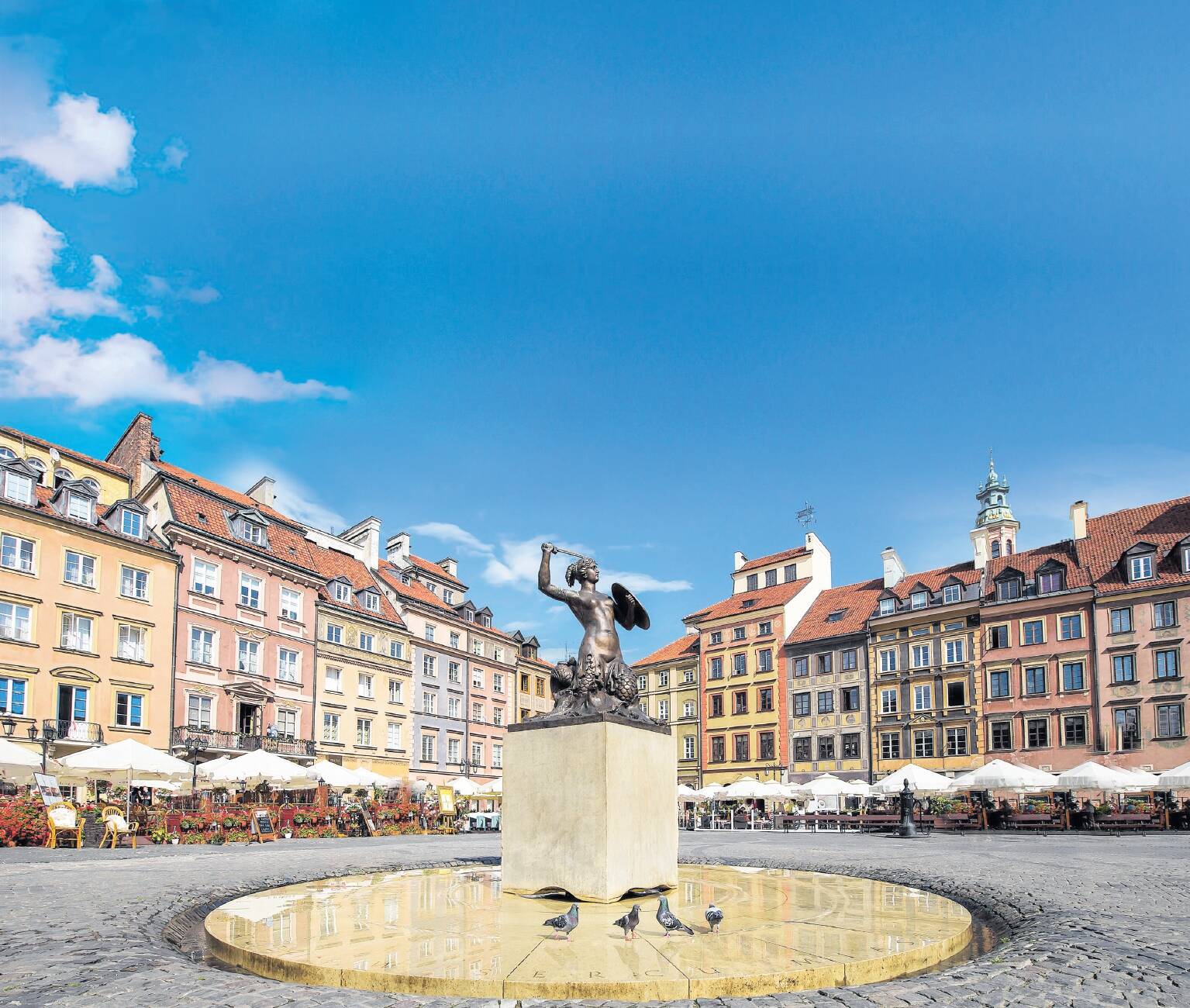 Estatua de sirena Szawa, protectora de la ciudad, en la Plaza de Mercado del casco antiguo Varsovia