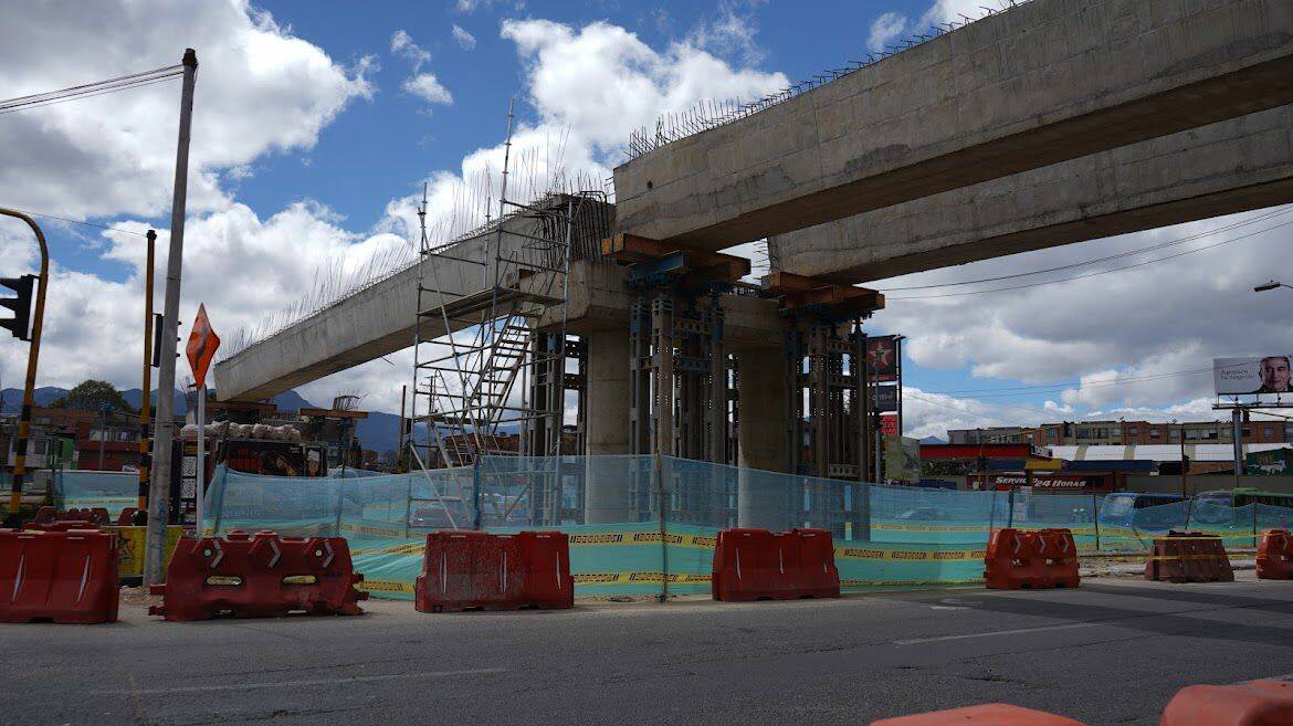Con el izaje de vigas avanza la construcción de puente vehicular en la ...