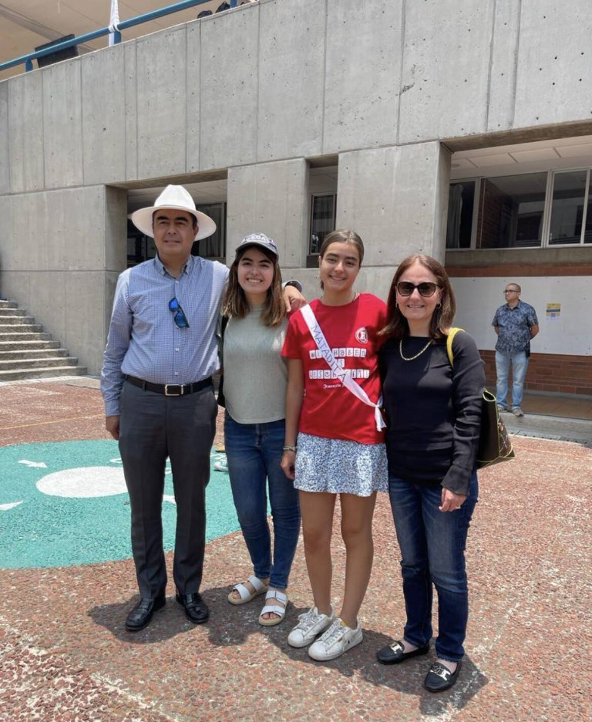 Ana María con su padre, José Francisco Serrano, su hermana Daniela y su madre Ximena Céspedes.