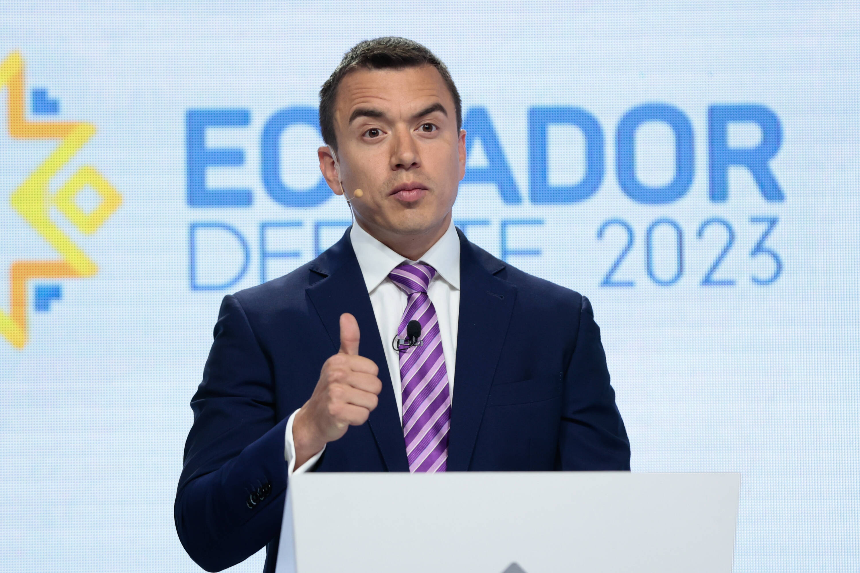 El candidato presidencial Daniel Noboa habla durante el debate presidencial.