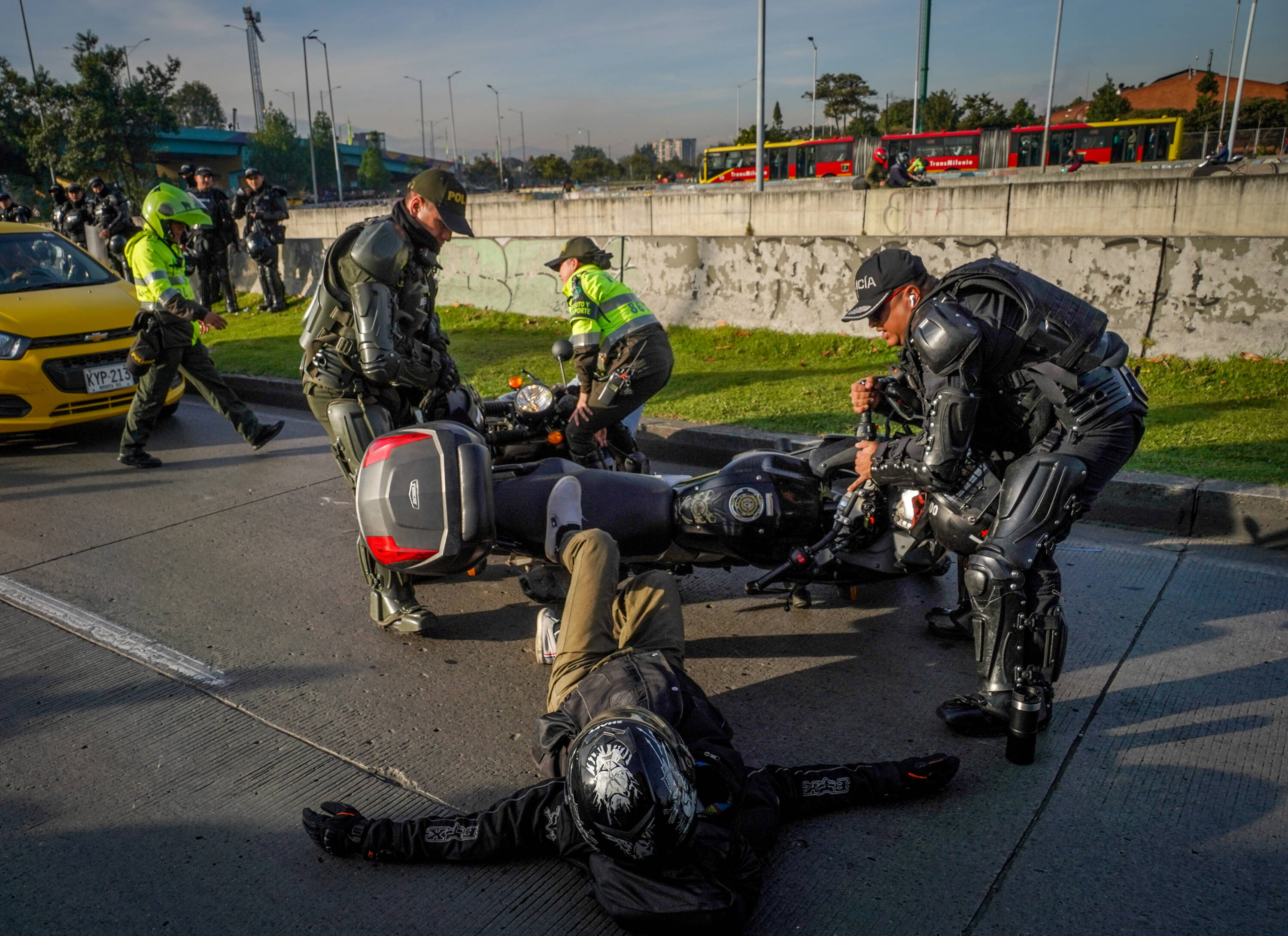 Accidente de Transito Motos, un límite accidente entre dos MotociclTas se presente hoy 25 de octubre del 2023 en la avenida 26 Con Ciudad de Cali Hoy 25 de Octubre del 2023. Foto Mauricio Moreno el Tiempo Ceet