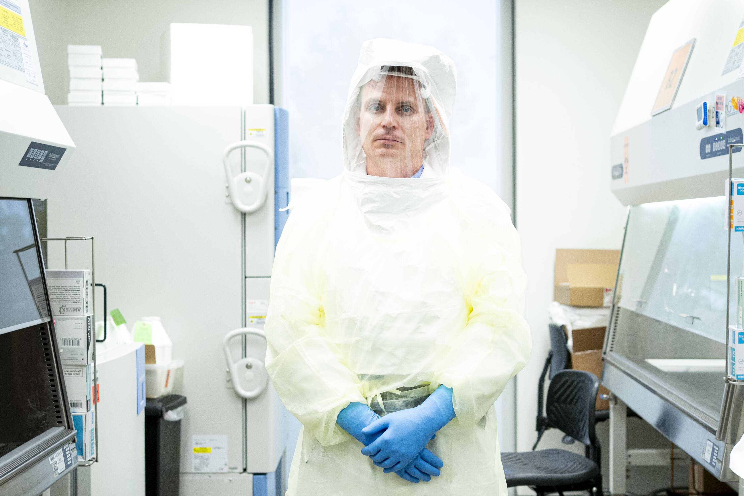 NYT: WISSENSCHAFTLICHE BIOSICHERHEIT. Troy Sutton, Leiter des Biosicherheitslabors Eva J. Pell der Pennsylvania State University, demonstriert der New York Times am Dienstag, den 25. Juli, die Sicherheitsprotokolle im Labor.