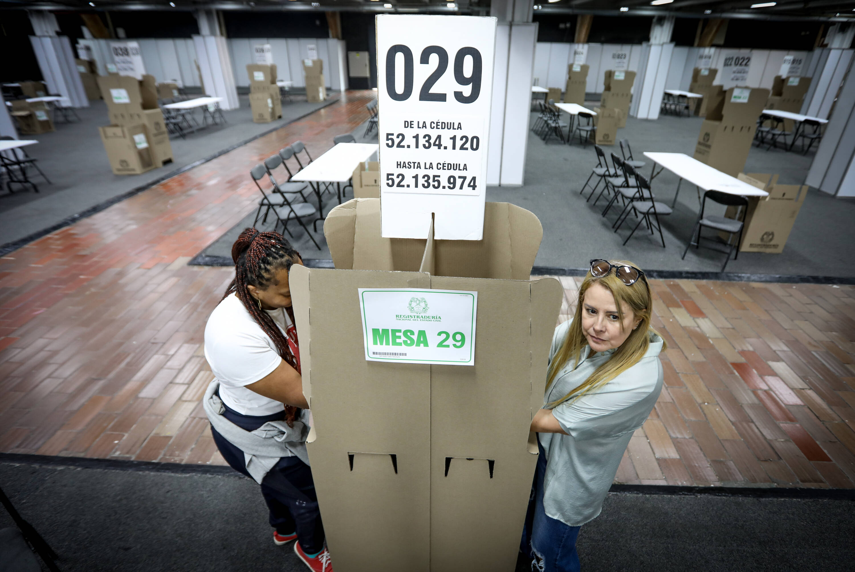 Miembros de la Registraduría Hacen Nacional Los Áltimos Preparativos en Corferias para la Jornada Electoral Que se Realizará Mañana. Bogotá 28 de Octubre del 2023. Foto Mauricio Moreno El Tiempo Ceet