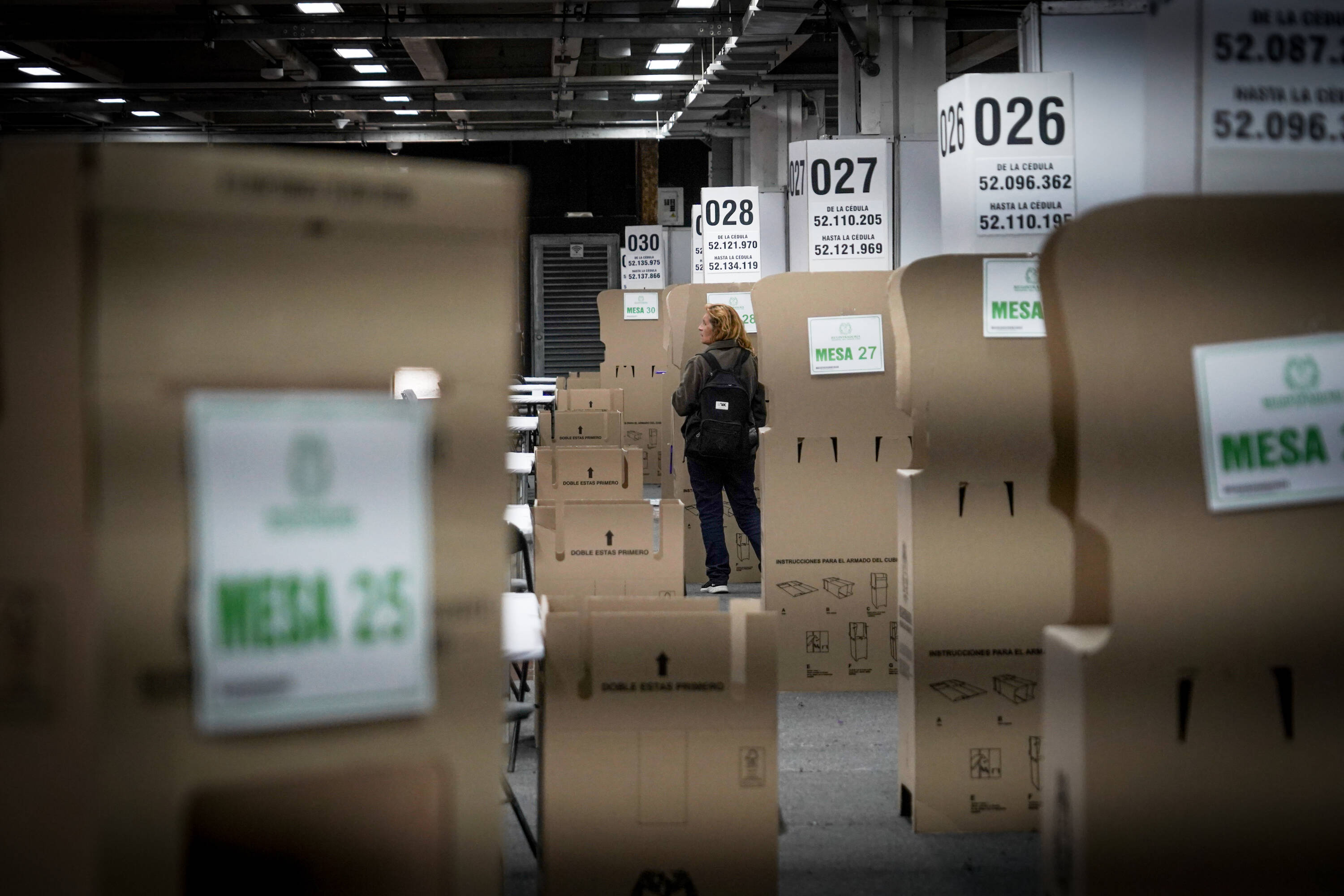 Miembros de la Registraduría Nacional hacen los últimos preparativos en corferias para la jornada electoral que se realizará mañana . Bogotá 28 de octubre del 2023. FOTO MAURICIO MORENO EL TIEMPO CEET