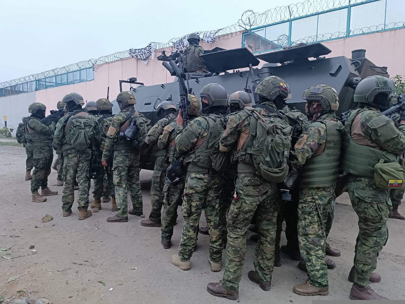 Prisión penitenciaria Litoral durante una operación policial en Guayaquil, Ecuador.