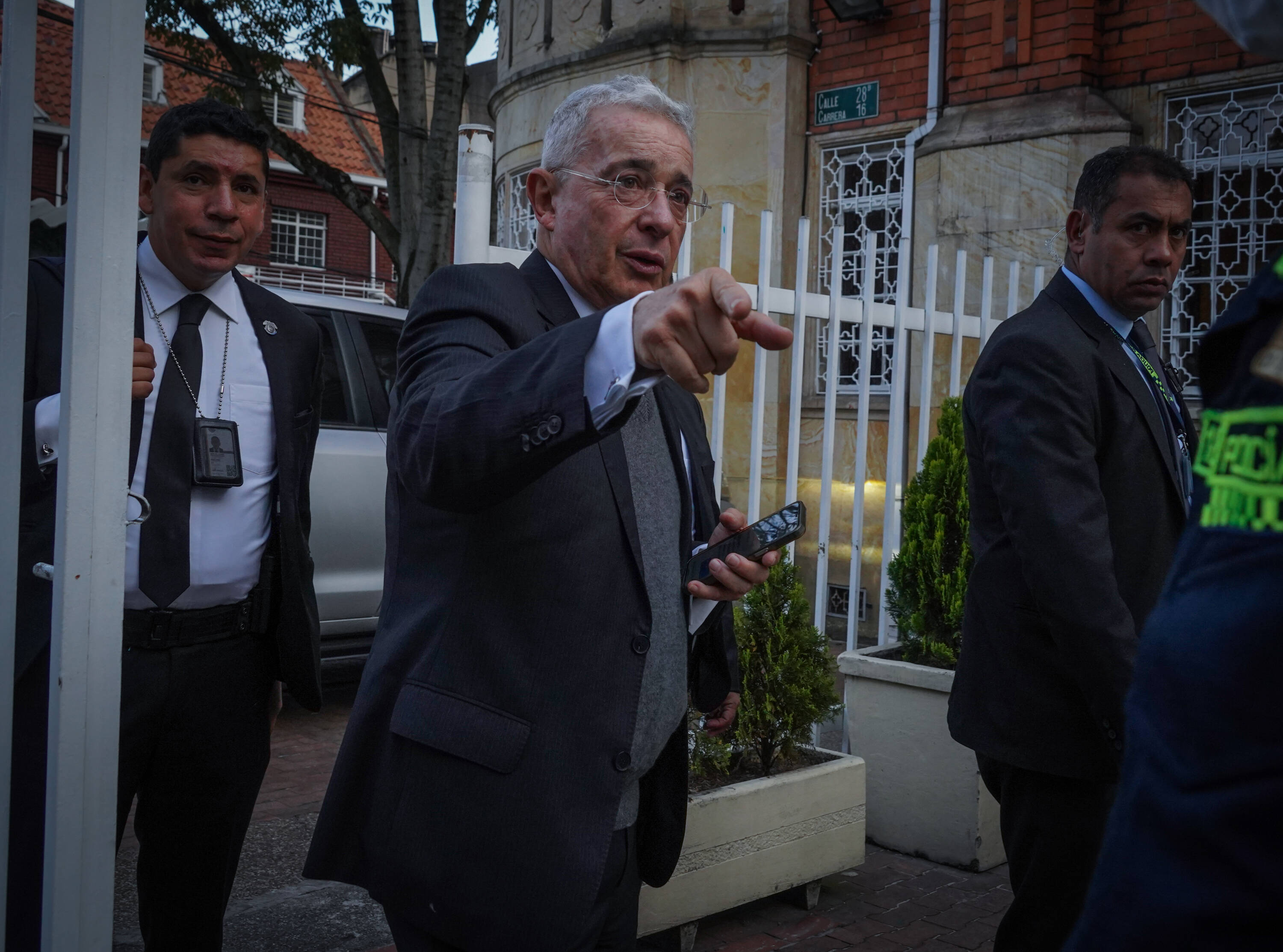 El expresidente Álvaro Uribe Llega a la Sede de Su Partido Hoy 23 de Noviembre del 2023 Para Realizar Una Rueda de Prensa Sobre DiFerentes Tempues Después de Su Encuentro Con el Presidente Gustavo Petro en El Día de Ayer. Foto @mauriciomorenofoto /Mauricio Moreno Ceet El Tiempo