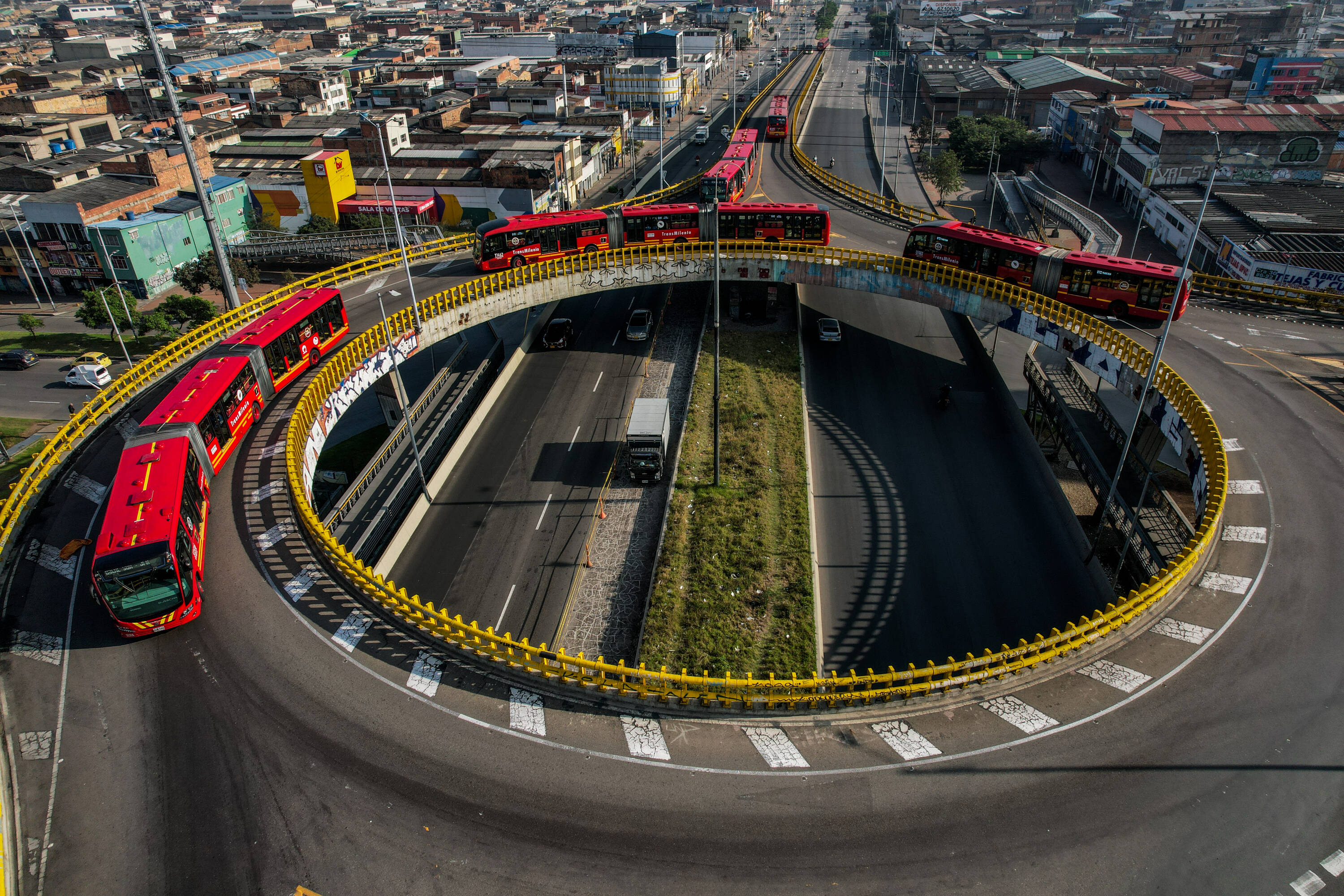 Usuarios del Sistema Reciben el Nueva Año Con alza en el Pasaje que ahora es $ 3.100 en el Servicio Troncal y $ 3.100 El Zonal .. Bogotá 3 Deero del 2023. Foto @mauriciomorenofoto /Mauricio Moreno El Tiempo CEET
