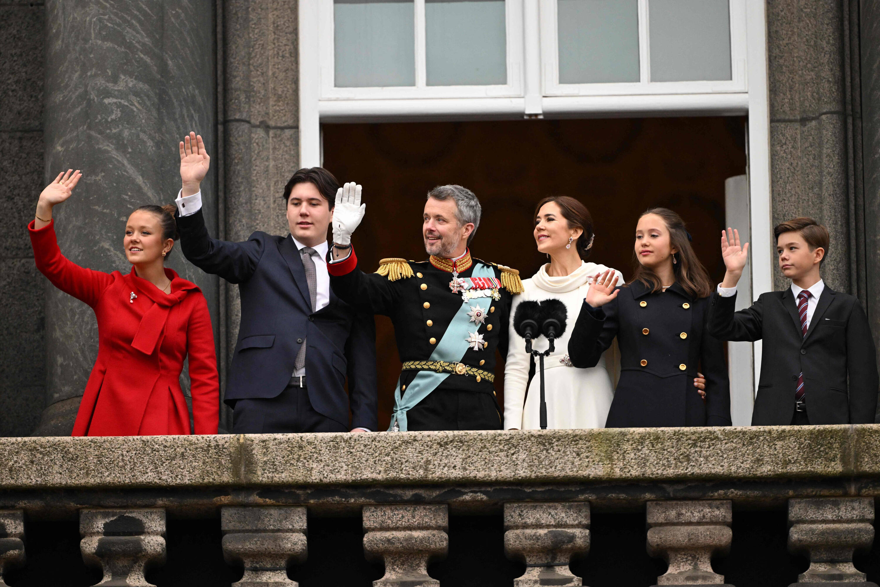 De izquierda a derecha: princesa Isabella, el príncipe Christian, el rey Federico X, la reina Mary, princesa Josefina y el príncipe Vicente.