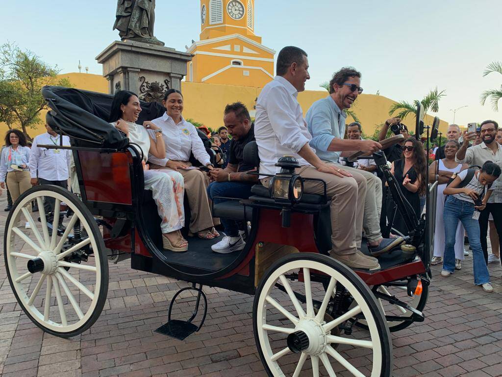 Coches Eléctricos para Cartagena: El Alcalde de Cartagena, Dumek Turbay; El Humorista, Alejandro Riaño; La Primera Dama de Cartagena, Y La Director de Corpoturismo, Liliana Rodríguez.