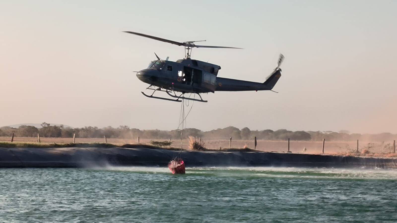 Helicópteros Bell-212 y el sistema Bambi Bucket salen de la base en Malambo.