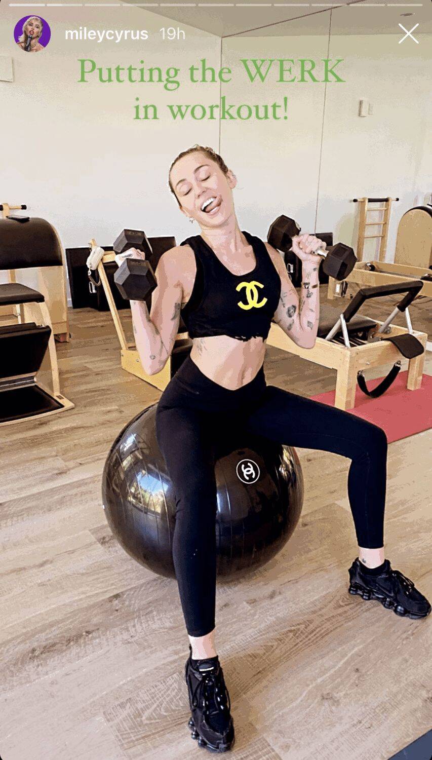 Miley Cyrus deslumbró por sus brazos marcados ¿cuál es su rutina de