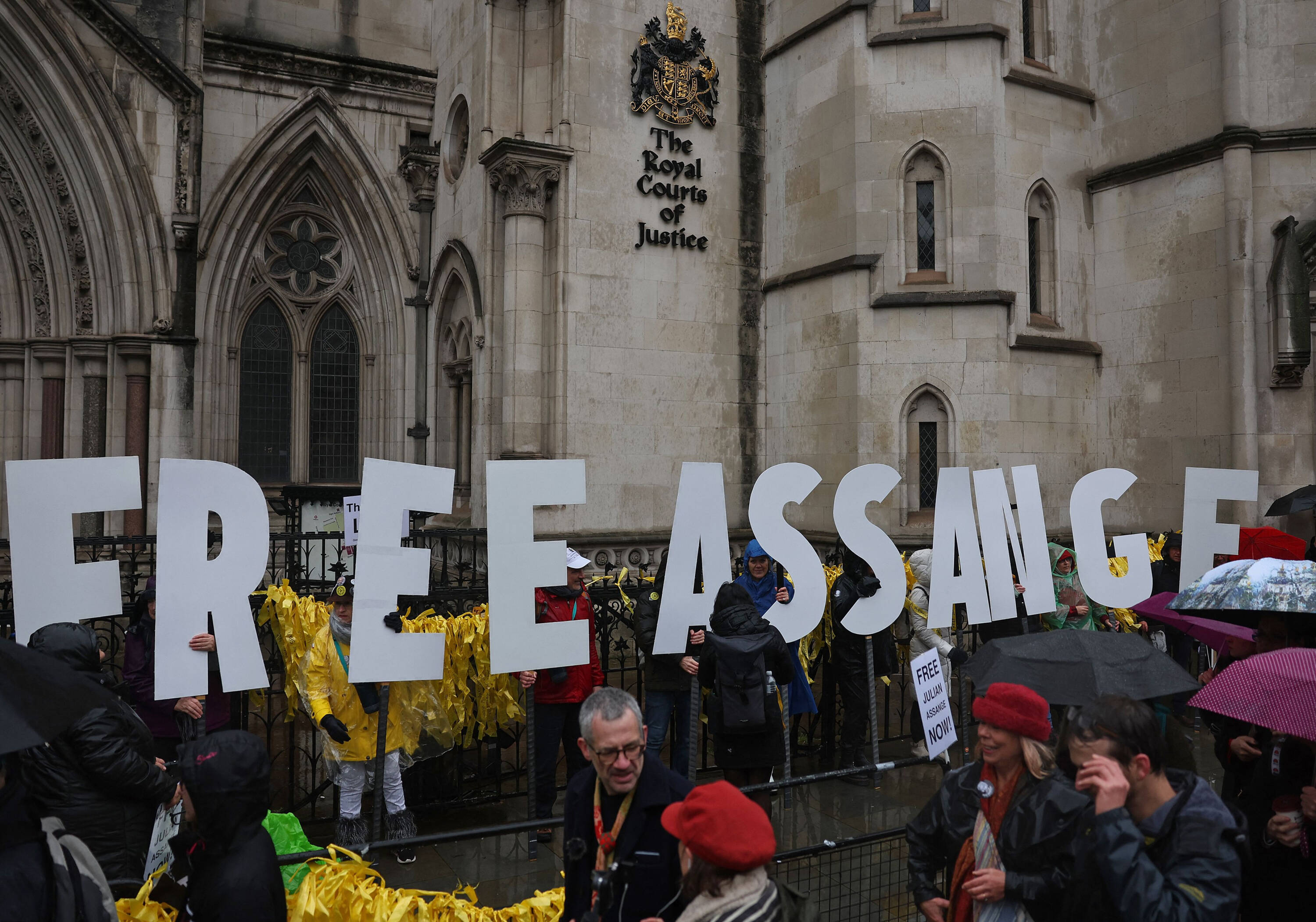 Protestas a las afueras del Tribunal donde se estudia el último recurso de Assange para evitar su extradición.