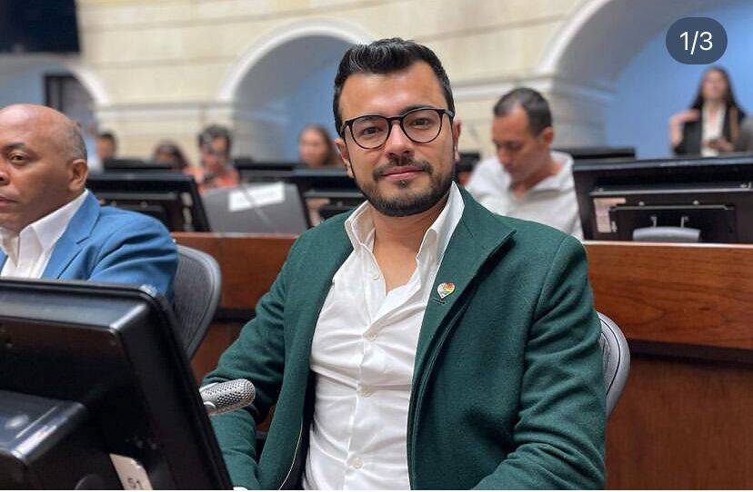 Luis Carlos Leal es médico especialista en Cirugía General de la Universidad Nacional de Colombia.