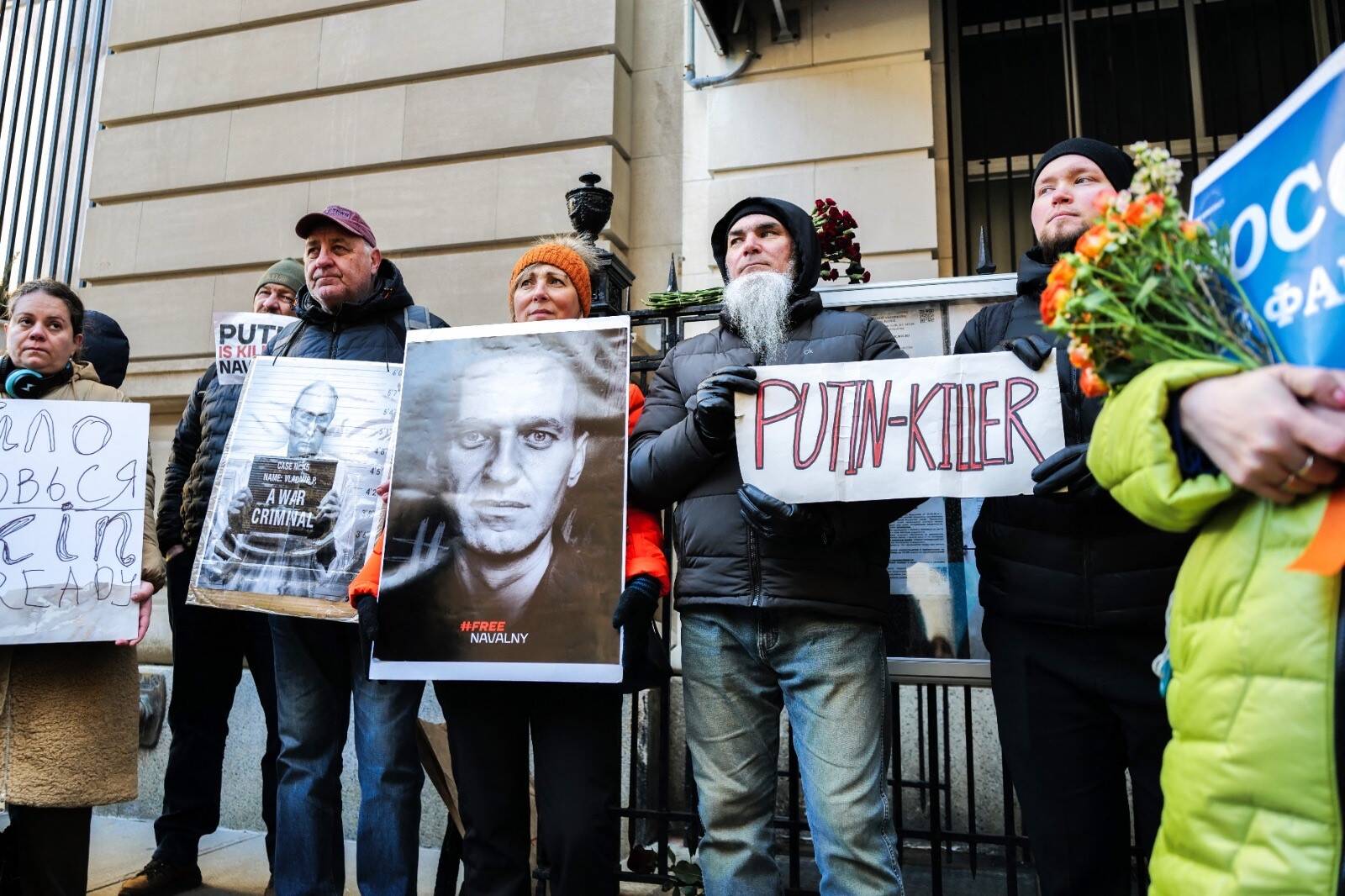 Manifestación en Nueva York, en protesta por la muerte de Alexéi Navalni. En los letreros culpan del hecho al presidente Putin.
