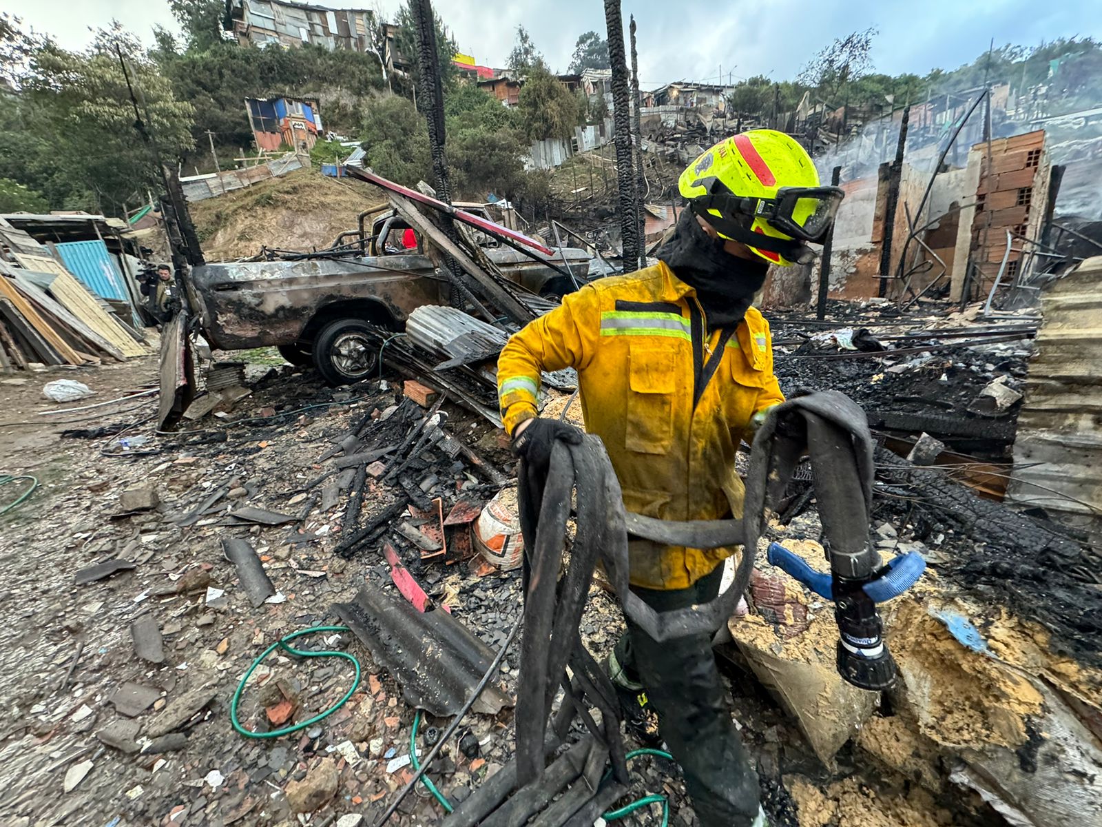 Sobre las 2:45 de la madrugada bomberos de las estaciones Centro Histórico, Restrepo y Central fueron activadas para realizar el control de un incendio en varias viviendas de invasión en la localidad de Santa Fe