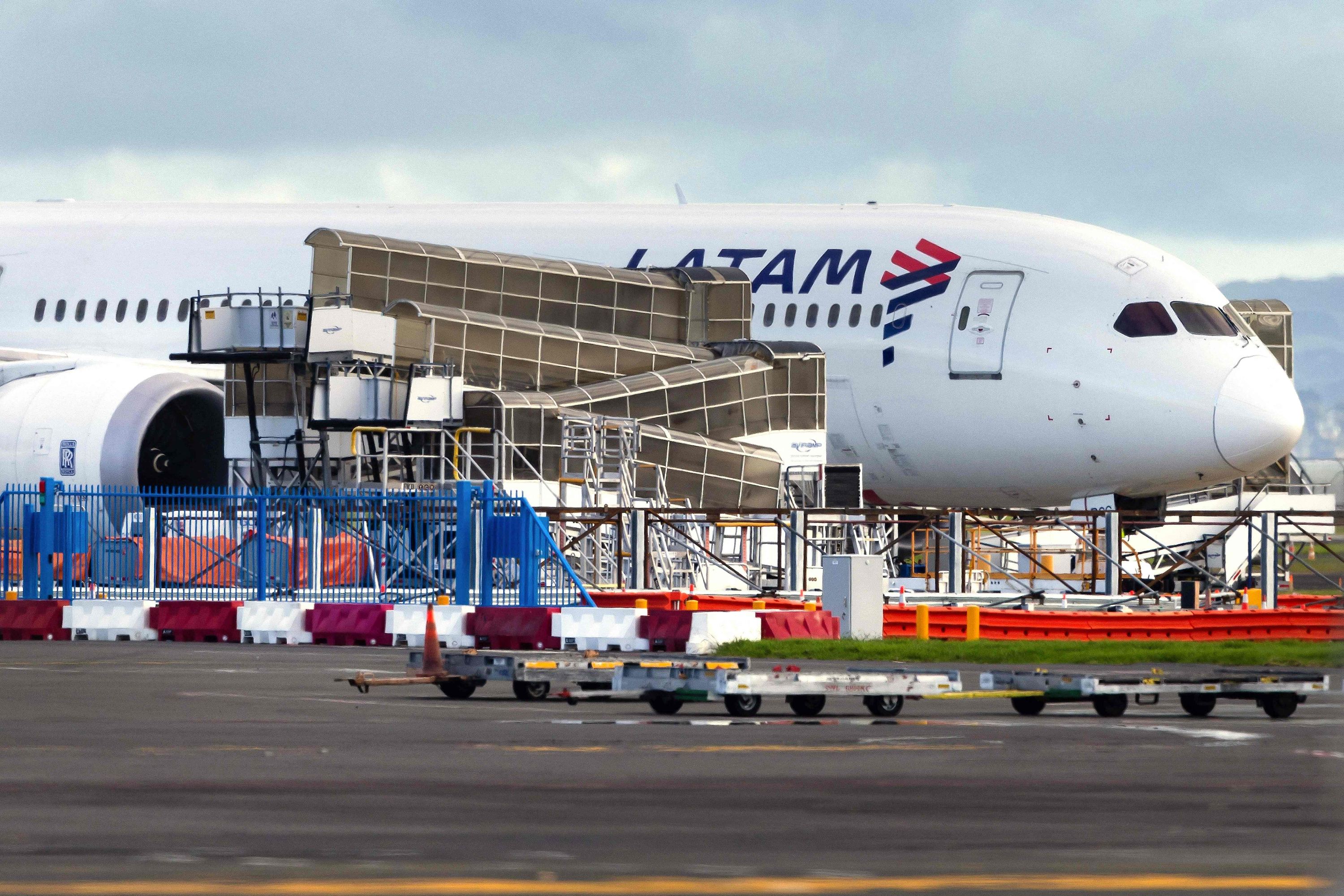 El avión Boeing 787 Dreamliner de LATAM Airlines repentinamente perdió altitud en pleno vuelo un día antes, cayendo violentamente e hiriendo a decenas de viajeros aterrorizados.