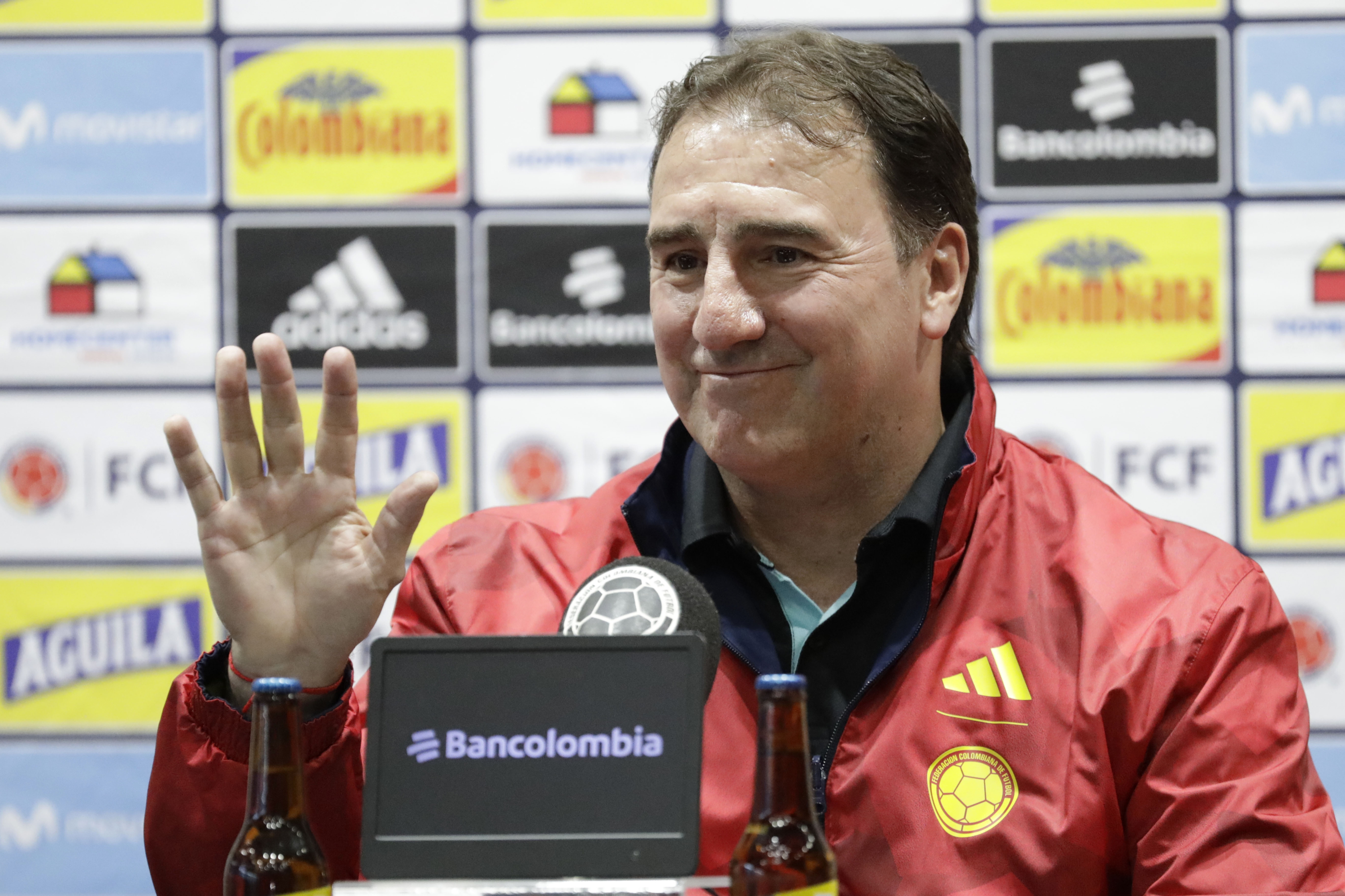 El entrenador de la Selección Colombia, Néstor Lorenzo, habla durante una rueda de prensa en la sede deportiva de la Federación Colombiana de Fútbol, en Bogotá (Colombia). Néstor Lorenzo anunció los nombre de los jugadores convocados para la gira de amistosos en Estados Unidos en la fecha FIFA de septiembre. La Selección Colombia estará enfrentando a Guatemala el 24 de septiembre en Nueva York y a México el 27 del mismo mes en Santa Clara, California. EFE/ Carlos Ortega