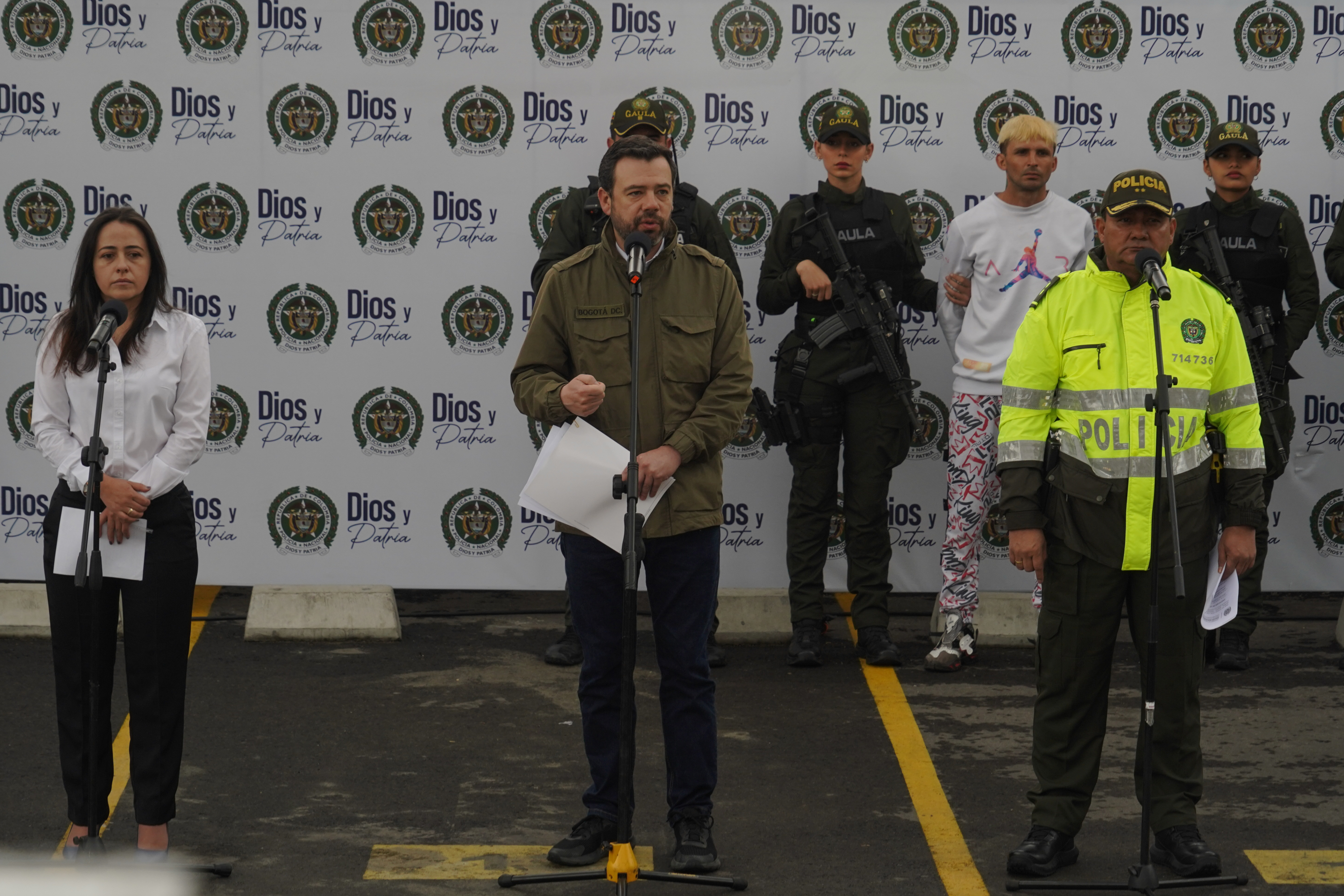 Alias Gocho jefe de sicarios de la banda de Satanas es capturado por la fiscalía y policía de Bogotá. Bogotá 14 de marzo del 2024 .En medio de una rueda de prensa el alcalde Carlos Fernando Galan y el general José Daniel Gualdrón dan detalles de su captura . Foto @mauriciomoreno / MAURICIO MORENO CEET EL TIEMPO