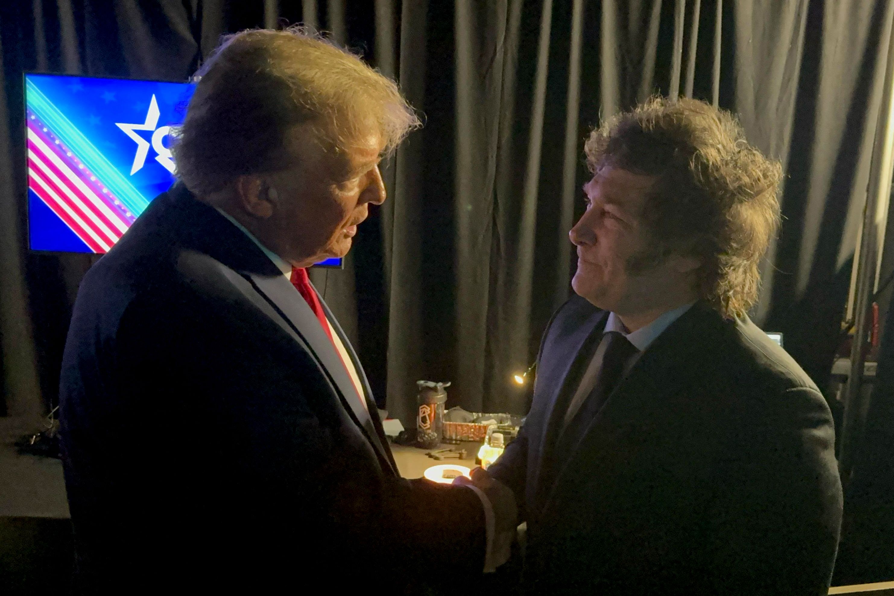 President Javier Milei begroet de voormalige Amerikaanse president Donald Trump.