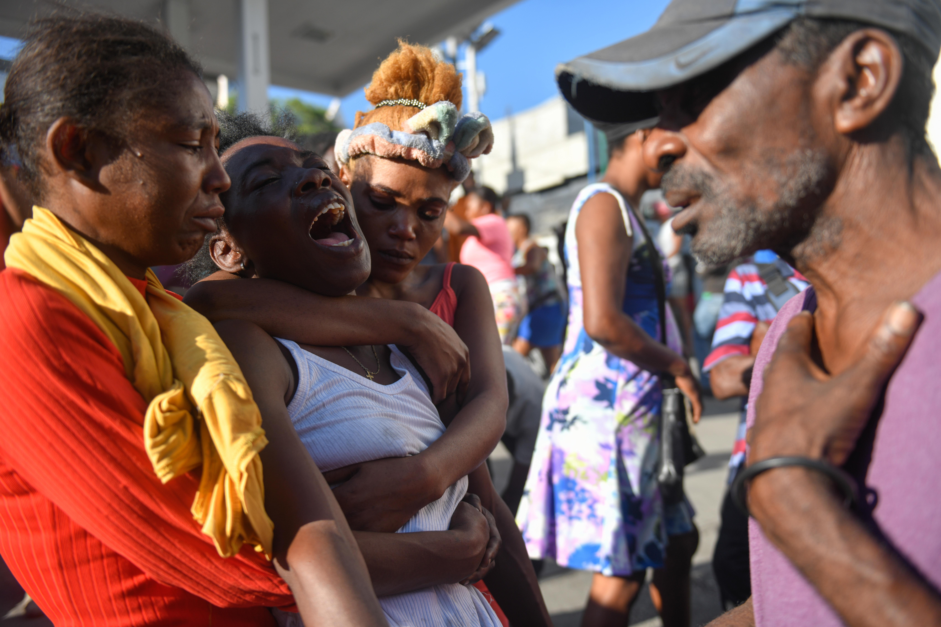 Una mujer reacciona luego de ver el cadáver de un familiar en la calle este lunes, en Puerto Príncipe (Haití). Doce cadáveres fueron encontrados este lunes en Petion-Ville, en las colinas de Puerto Príncipe, en circunstancias aún por aclarar, como la identidad de las víctimas, que no se descarta sean miembros de bandas armadas abatidos por la Policía Nacional. Los cuerpos, entre ellos el de una mujer, fueron hallados dispersos en plena vía, en los alrededores de una zona dedicada al comercio informal de alimentos y otros productos. EFE/ Johnson Sabin
