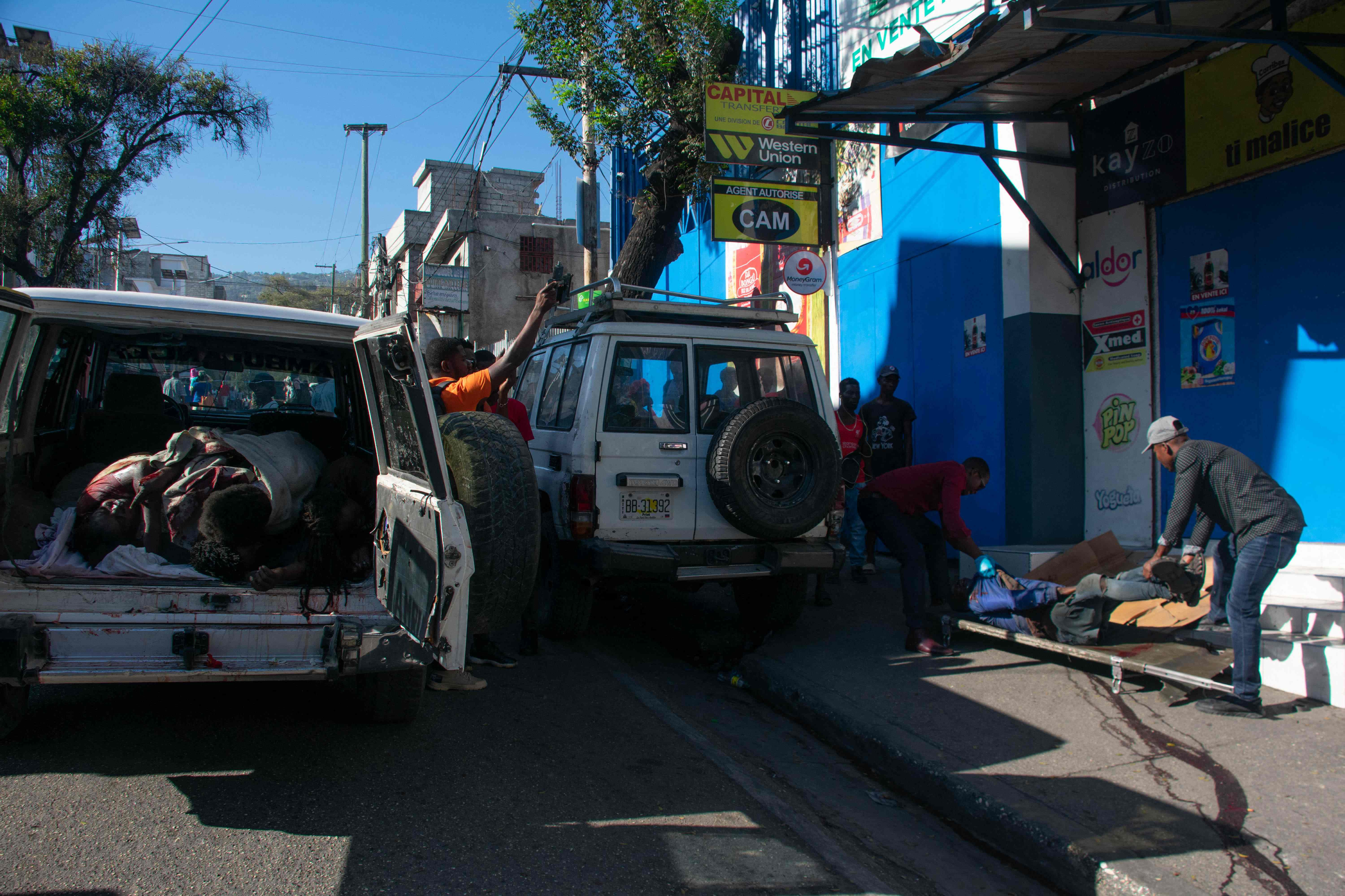 Camionetas transportan cadáveres en Haití tras la ola de violencia que azota al país caribeño.