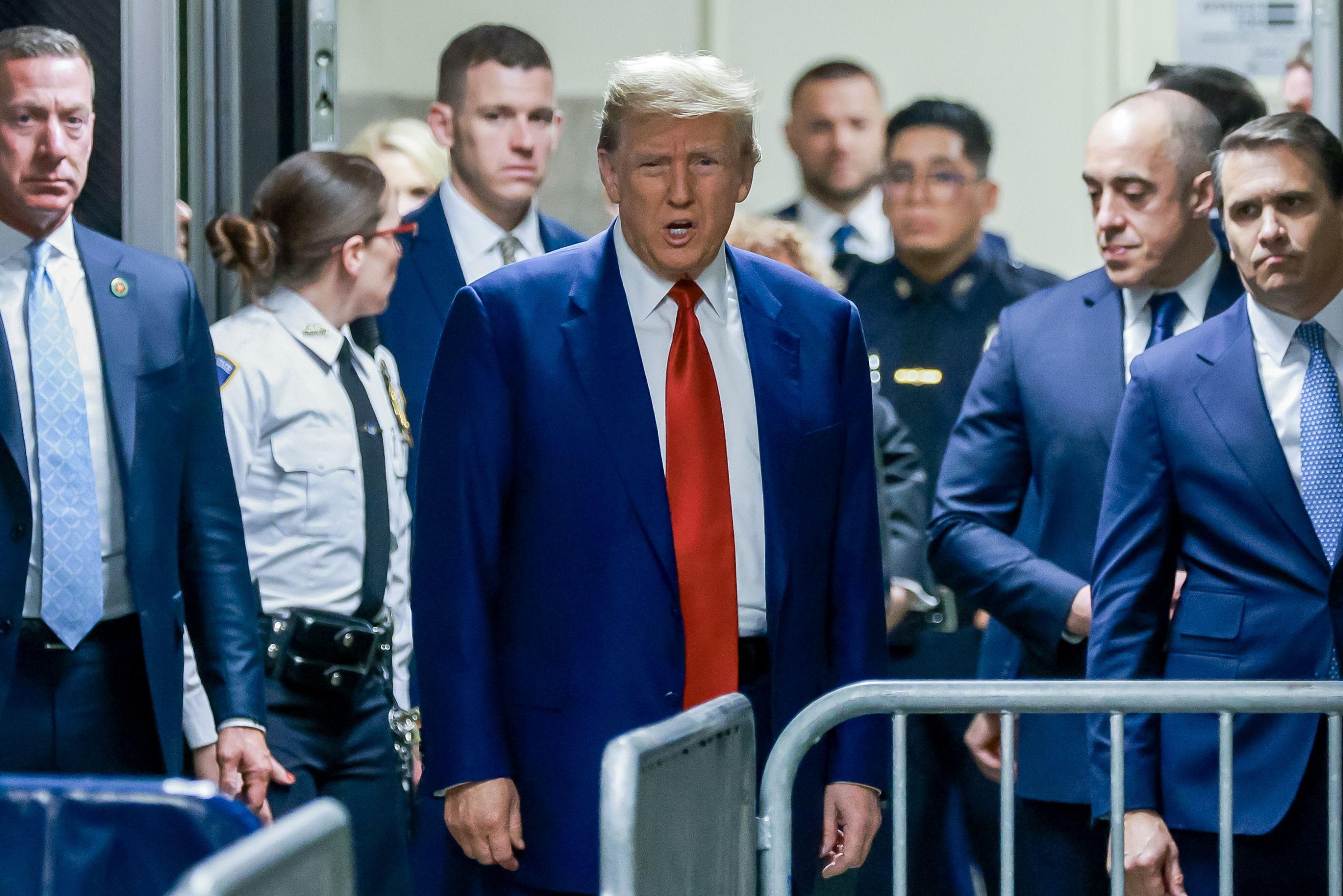 El expresidente de Estados Unidos Donald Trump llega para el inicio de una audiencia en el Tribunal Penal de Nueva York.