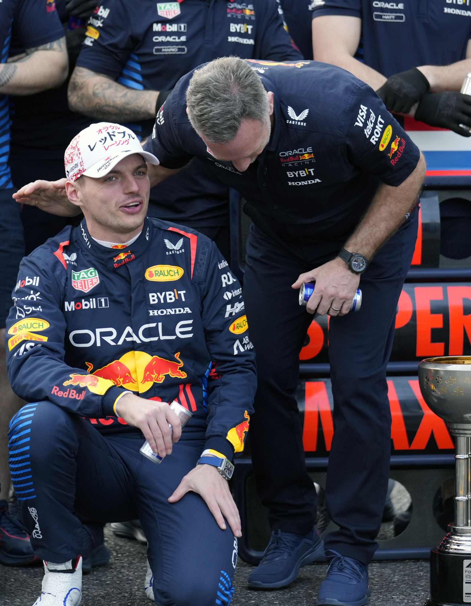 El piloto de Red Bull Racing Max Verstappen (L) de Holanda es felicitado por el director de su equipo Christian Horner