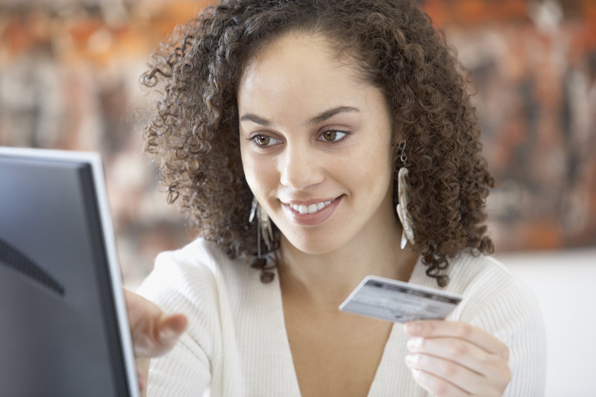 Las compras en línea con tarjeta de crédito están entre las alternativas que pueden beneficiarse en este momento con una tasa cambiaria en menores niveles.