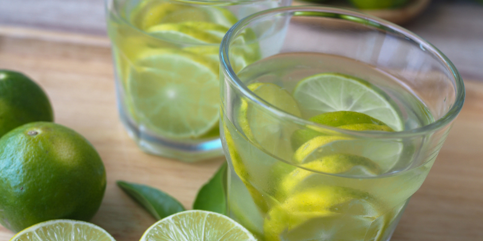 Agua de limón con chía, una bebida rica en potasio y fibra que lo ...