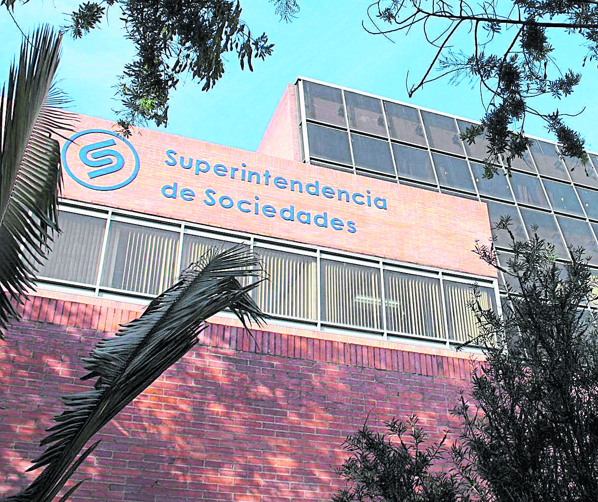 Fachada de la Superintendencia de Sociedades y superintendente, Francisco Reyes Villamizar. Archivo particular, mayo9 del 2015. Cr