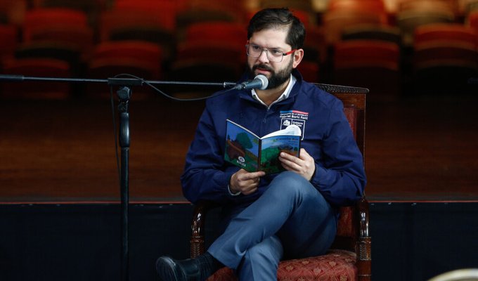 El presidente chileno Gabriel Boric durante la celebración del Día del Libro en el Centro Cultural Espacio Matta.