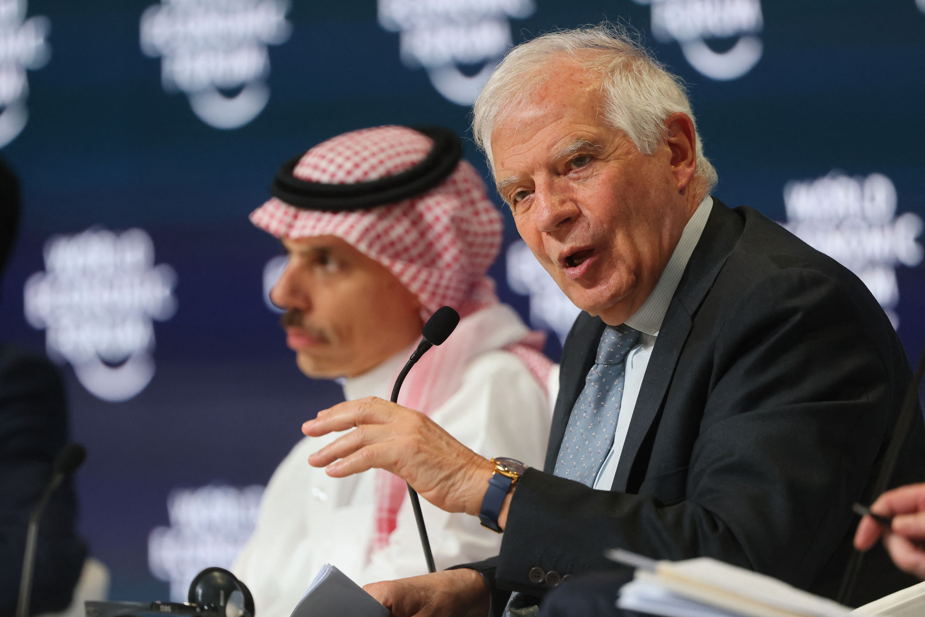 El ministro de Asuntos Exteriores saudita, el príncipe Faisal bin Farhan (izq.), y el jefe de política exterior de la UE, Josep Borrell, asisten a la reunión especial del Foro Económico Mundial en Riad el 28 de abril de 2024.