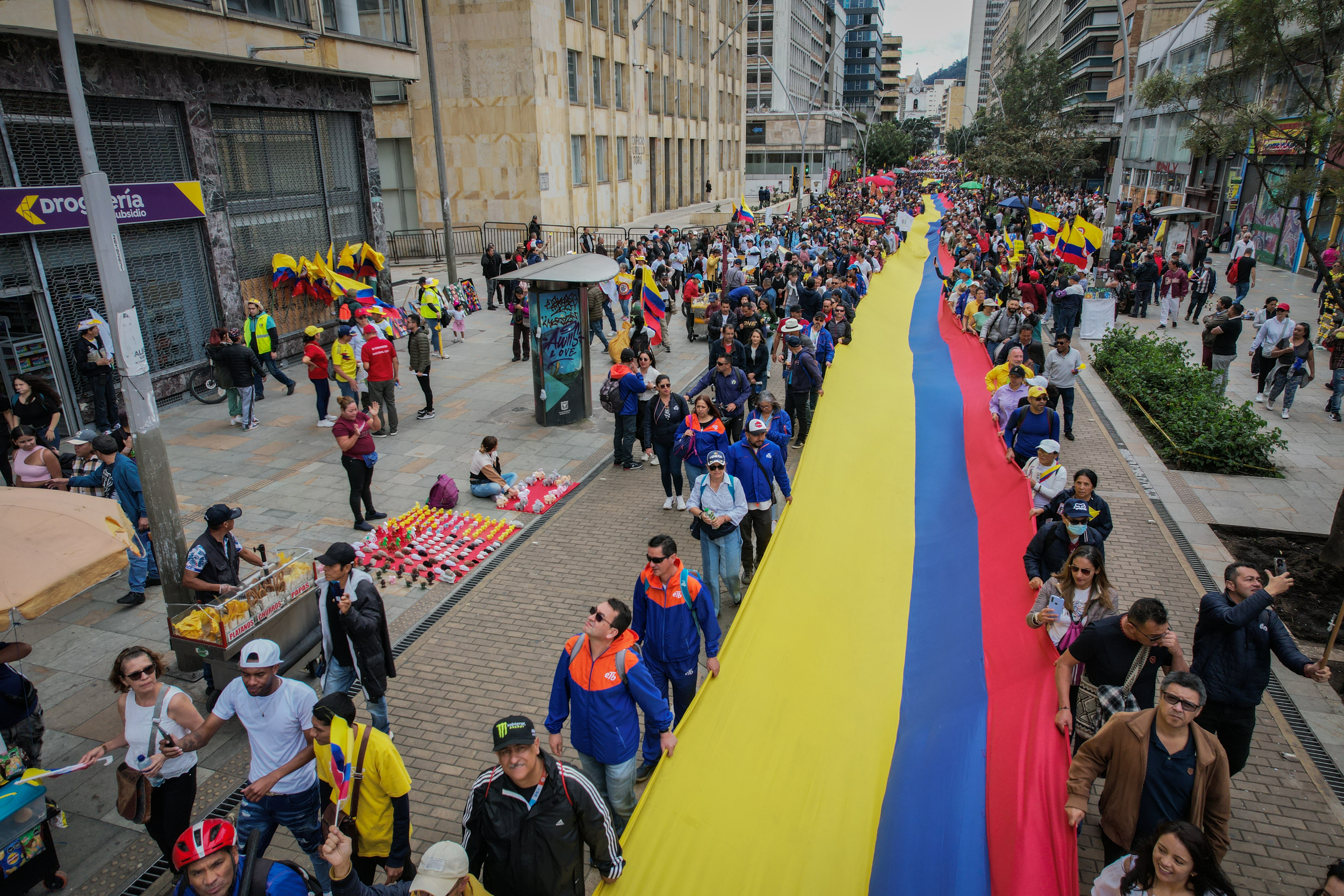 Este miércoles primero de mayo movilizaciones en varios puntos de Bogotá durante la conmemoración del Día Internacional del Trabajo. Manifestantes salieron a marchar sobre la cr 7 en el centro de la capital. Bogotá 1 de mayo del 2024 Foto MAURICIO MORENO CEET EL TIEMPO @mauriciomorenofoto