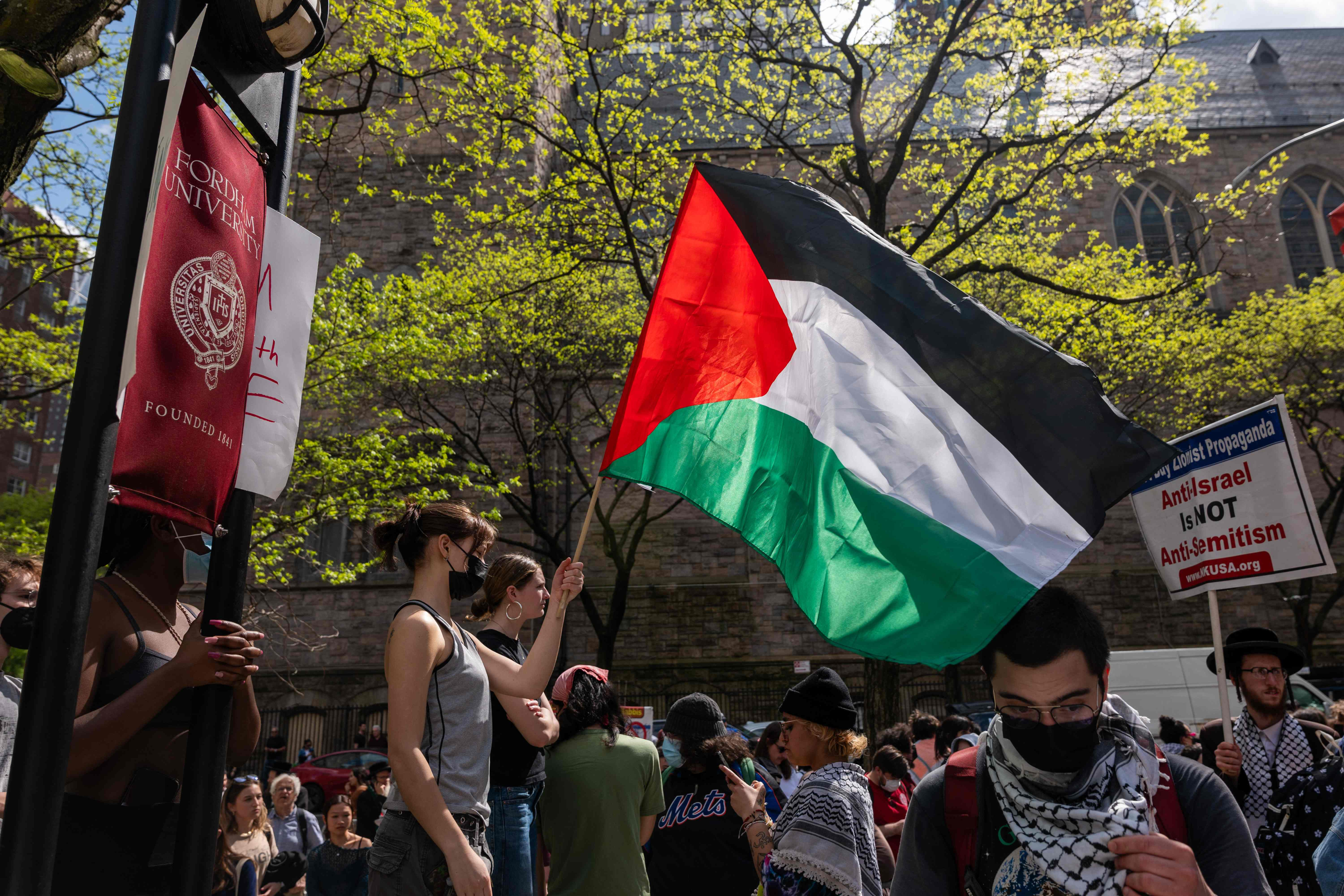 Manifestantes palestinos se concentran frente al campus Lincoln Center de la Universidad de Fordham.